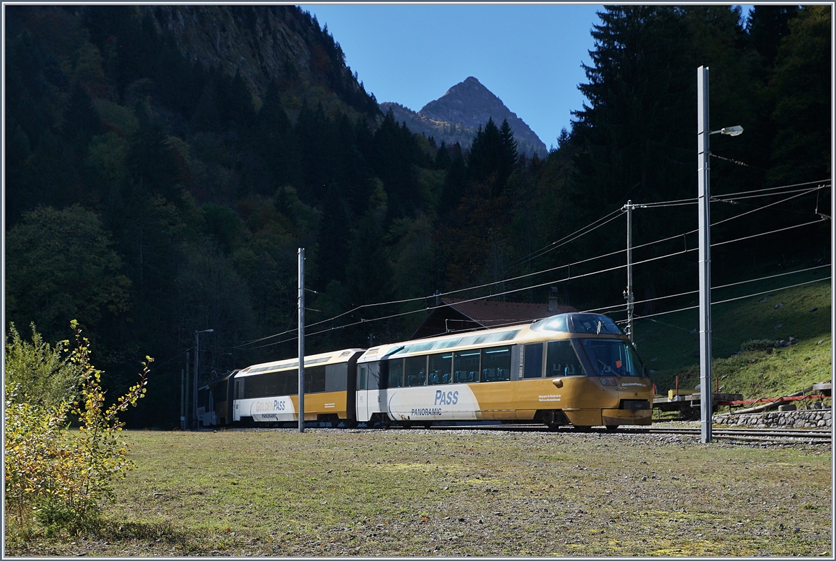 Der MOB Panoramic Express bei der Durchfahrt in Les Cases: Der MOB Panoramic 2119 verschwindet in Les Cases erst im Schatten und kurz darauf im 2424 Meter langen Jaman Tunnel.
11. Okt. 201