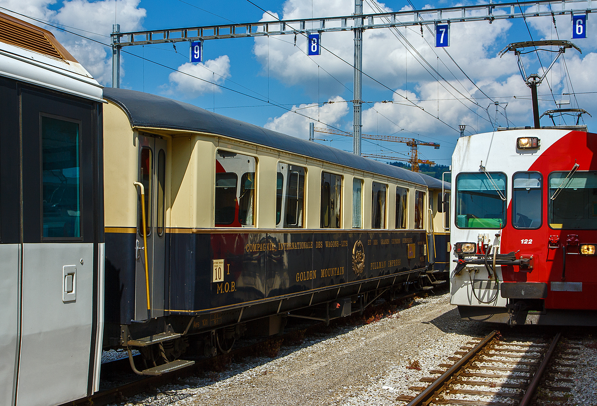 Der MOB Pullman Salonwagen Ars 101 steht am 28.05.2012 eingereiht in einem MOB Panoramic Express im Bahnhof Bulle (Kanton Freiburg). 

Mit dem Golden Mountain Pullman Express verkehrte in der Schweiz sogar ein CIWL Pullmanzug auf Meterspur. Diesem luxurisen Zug war leider kein Erfolg beschieden, da seine Einfhrung in der Sommersaison des Jahres 1931 in die beginnende Weltwirtschaftskrise fiel, man hatte kein Geld mehr fr Urlaubsfahrten in Luxuszgen.

Am 14.6.1931 wurden die vier Pullman-Wagen bei der MOB eingeweiht und ab dem folgenden Tag im Sommerfahrplan 1931 eingesetzt. Sie tanzten nur einen Sommer. Bereits mit Ende des Sommerfahrplans im September 1931 war, nach nur drei Monaten, auch das Ende des fahrplanmigen Einsatzes dieser Wagen gekommen. Im Jahr 1932 gab es dann noch vereinzelte Sonderfahrten mit den Pullmanwagen.

Die CIWL hatte im Jahre 1931 fr die vier Wagen 371.413 Franken bezahlt, im Herbst 1938 bot sie die Wagen der RhB an, die von dieser zum Stckpreis von 30.000,– Franken gekauft wurden.

Zustzlich liefen in diesem Zug zwei MOB eigene Salonwagen, einer ist dieser Ars 101. Der Wagen wurde 1931 AB4 101durch Umbau aus dem A4 83 (Baujahr 1914) gebaut, damals bekam er schon den CIWL Anstrich und Anschriften. Im Jahr 1956 bekam er einen normalen MOB Anstrich und wurde zum A 101 umgezeichnet. Neuen SIG Torsionsstabdrehgestelle, Hlsenpuffer und Leichtmetall-Auentren bekam er 1961. Ein weiterer Umbau erfolgte 1968, 8 Sitzpltze wurden entfernt und er bekam eine Bar (neue Anschrift: Golden Pass Voiture Bar), es erfolgte die Umzeichnung zum AR 101. Einen neuen Anstrich in dunkelblau / crme, mit Anschrift „Golden Mountain Pullman Express“ bekam er dann 1974. Eine Umbezeichnung zum Ars 101 erfolgte 1983. Im Jahr 1986 bekam er wieder den originalen CIWL (Compagnie Internationale des Wagons-Lits et des Grands Express Europens) Anstrich, auch ein wiederentdecktes original CIWL-Emblem wurde montiert. Zudem erfolgte 2014 ein Umbau auf Druckluftleitungen.

TECHNISCHE DATEN eines Ars 101
Baujahr :1914 (SIG), Umbau 1930
Spurweite: 1.000 mm (Meterspur)
Achsanzahl: 4 (in 2 Drehgestellen)
Lnge ber Puffer: 15.550 mm
Wagenkastenlnge: 14.550 mm
Drehzapfenabstand: 9.800 mm
Achsabstand im Drehgestell: 1.800 mm
Drehgestell Typ: SIG, Torsionsstab
Laufraddurchmesser: 750 mm (neu)
Eigengewicht: 16,8  t
Hchstgeschwindigkeit: 80 km/h
Sitzpltze: 24 (in der 1. Klasse) 
WC: 1
