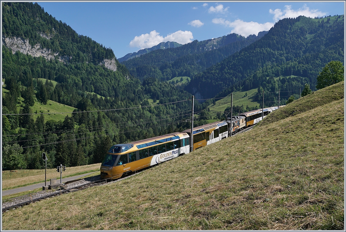 Der MON Panoramic IR 2130 unterwegs von Montreux nach Zweisimmen erreicht Allières.
23. Juni 2018