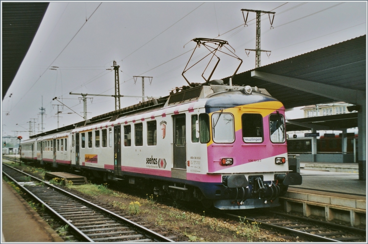 Der MThB ABDe 536 613-3 mit einem Nahverkehrszug nach Kreuzlingen beim Halt in Singen.

5. Mai 2001