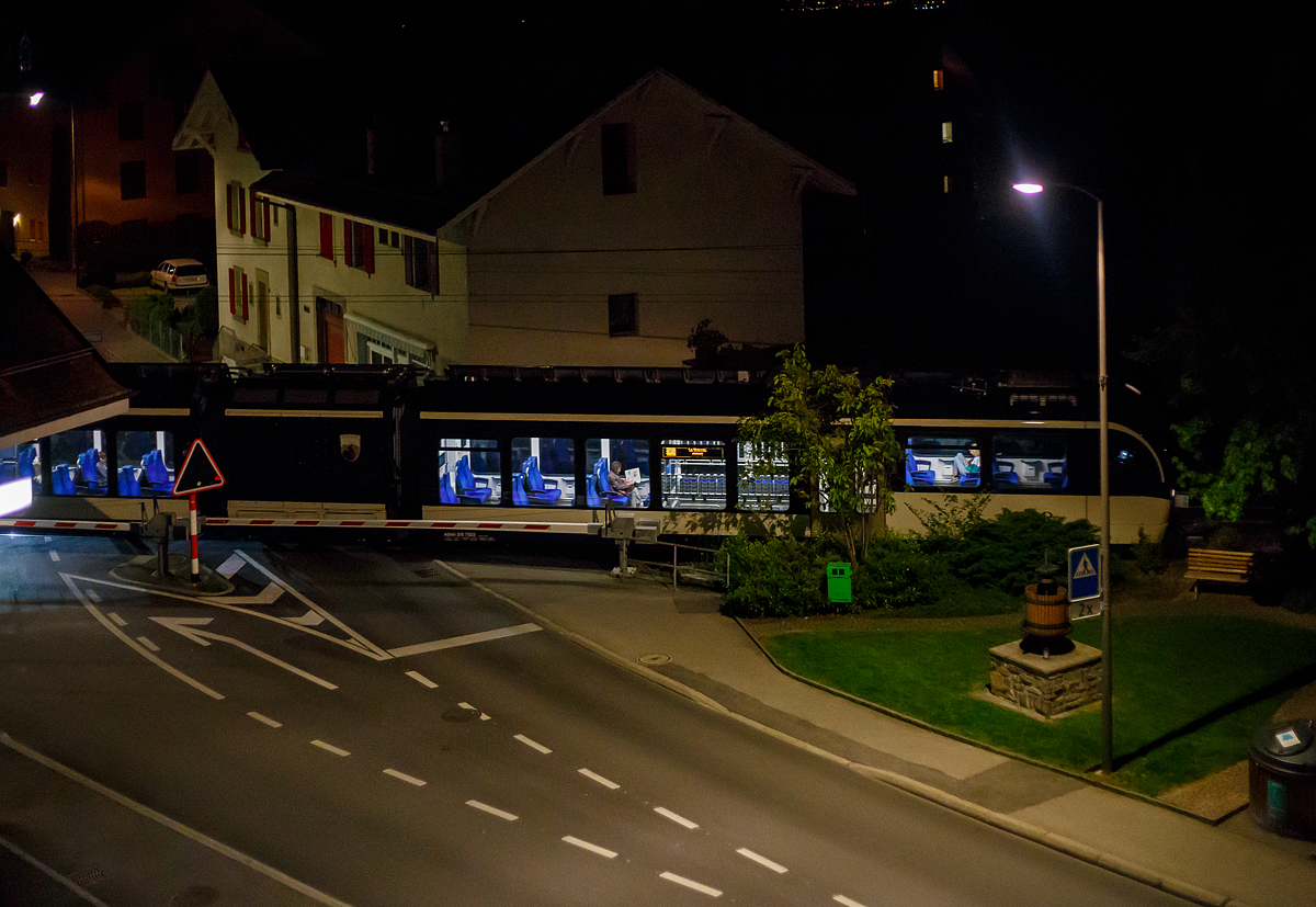 Der MVR SURF 7503  Blonay-Chamby  bzw. MVR ABeh 2/6 7503  Blonay-Chamby , ein Triebwagen für gemischten Adhäsions- und Zahnradbetrieb vom Typ Stadler SURF ABeh 2/6, verlässt am abend des 18.05.2018 Blonay in Richtung Vevey. 

Bild vom Balkon unseres Hotelzimmers.