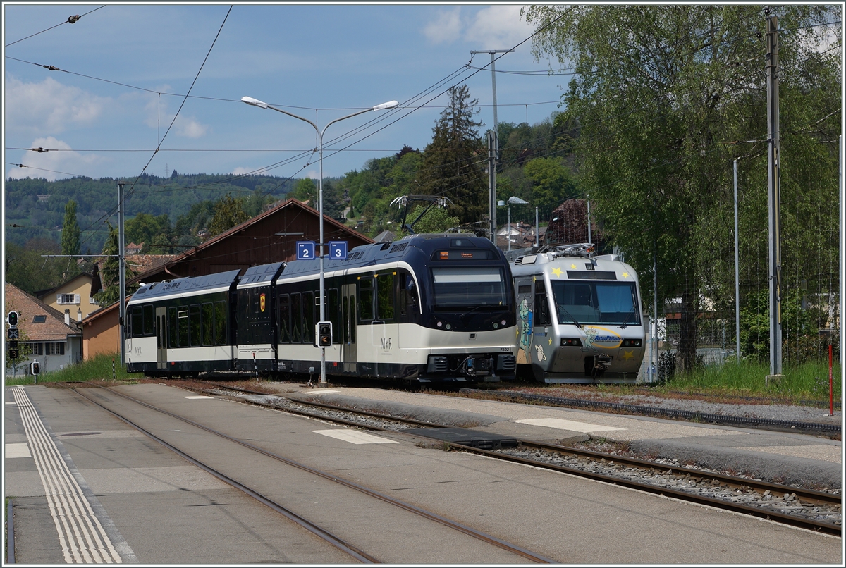 Der MVR SURF ABeh 2/6  7502  Blonay  verlässt Blonay Richtung Vevey.
8. Mai 2016