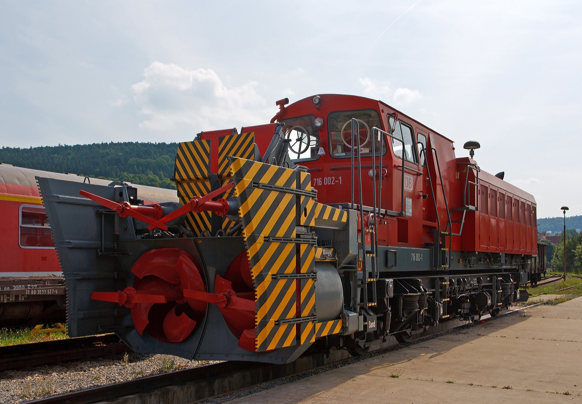 Der nchste Winter kann kommen...
 
Die selbstfahrende Schneeschleuder 716 002-1 der DB Netz AG steht am 24.08.2013, mit erledigter Revision, im Dampflokwerk Meiningen (DLW). 
Diese Schneeschleuder wurde 1993 von Beilhack als Typ HB 1600 S unter der Fabrik Nr. 131 gebaut, die Drehgestelle wurden von Kaelble-Gmeinder in Mosbach bezogen, das hydrodynamische Getriebe stammt von Voith in Heidenheim und das Schleuderaggregat von Beilhack in Rosenheim (Aebi Schmidt Deutschland GmbH). Die beiden gebauten Fahrzeuge wurden im DB-Werk in Meiningen (RAW Meinigen. seit 1996 Dampflokwerk Meiningen) zusammengebaut, welches auch den Fahrzeugrahmen und Fahrzeugaufbau herstellte.

Die Baureihe 716 der Deutschen Bahn AG ist eine selbstfahrende Hochleistungs-Schneeschleuder. Sie wurde speziell fr die Neubaustrecke zwischen Hannover und Wrzburg beschafft, wo ein Schneerumfahrzeug bentigt wurde, welches schnell am Einsatzort ist und eine hohe Arbeitsgeschwindigkeit erreicht.
Bei einer Schneehhe von 50 cm wird eine Rumgeschwindigkeit von 25 km/h erreicht. Die Rumbreite liegt bei 5,54 m, der Schnee wird 40 m weit geworfen. Die Rumbreite ist dem Umstand zuzuschreiben, dass auf der Neubaustrecke einen Gleismittenabstand von 4,7 Metern besteht. Die Rumbreite wird durch Rafferbleche erreicht, die sich auen an den Schleuderaggregaten befinden und hydraulisch ausfahrbar sind. Zustzlich ist ein Spurpflug (Spurprofil- sowie Spurrillenrumer) vorhanden. 
Der Aufbau ist um 180  drehbar, um die Arbeitsrichtung schnell wechseln zu knnen.
Bei Auslieferung galten die Schneeschleudern mit einer Rumleistung von 16.000 Tonnen Schnee pro Stunde als die leistungsfhigsten Schneeschleudern auf der Schiene: „…, die hinsichtlich Geschwindigkeit und Rumleistung alle bisherigen Schneerumfahrzeuge von Eisenbahnen weltweit in den Schatten stellt.“ (Schweizer Eisenbahn-Revue 5/1994)
Schneeschleuder drei Zwlfzylinder-Dieselmotoren von Daimler-Benz. Einer mit 630 kW Leistung fr den Fahrantrieb, dieser treibt ber Drehmomentwandler und Gelenkwellen die Achsgetriebe aller vier Radstze an. Zwei mit je 600 kW Leistung treiben ber je ein Zahnradgetriebe die Schleudereinrichtungen an. 




Technische Daten: 
Indienststellung:  April 1994      
Achsfolge:  B'B' 
Spurweite: 1.435 mm (Normalspur)     
Lnge ber Alles: 16.500 mm
Eigengewicht: 80 t
Zul. Anhngelast: 50 t
Zur Mitfahrt zugel. Personen: 6
Leistung: 1 x 630 kW Fahrantrieb und 2 x 600 kW 
Antrieb:  hydromechanisch    
Rumgeschwindigkeit: 1 bis 80 km/h
Hchstgeschwindigkeit: 120 km/h (laut Anschriftentafel Hg. 90 km/h)
