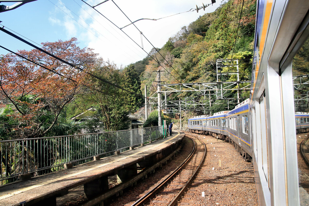 Der Nankai-Konzern, Partnerbahn der MOB: Vierwagenzug 2046 an einem der Bergstationen, Kii Hosokawa. Schaut man genau hin, so sieht man, dass sich der Stationsbeamte vor dem abfahrenden Zug verbeugt, wie dies vor allem (aber nicht nur) bei Touristikbahnen gefordert ist. 5.November 2022 