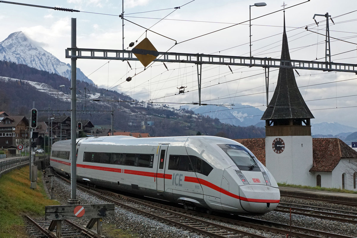 Der neue ICE 4 in der Schweiz.
Ein DB ICE 4 beim Passieren der alten inzwischen aufgehobenen Bahnstation Leissigen am Thunersee in der Schweiz im Berner Oberland am 4. Dezember 2020. Erkennbar ist auch die bekannte reformierte Kirche von Leissigen.
Foto: Walter Ruetsch