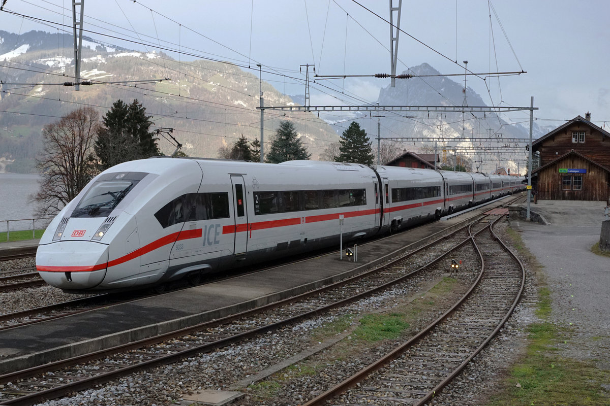 Der neue ICE 4 in der Schweiz.
Ein DB ICE 4 beim Passieren der alten inzwischen aufgehobenen Bahnstation Leissigen am Thunersee in der Schweiz im Berner Oberland am 4. Dezember 2020.
Foto: Walter Ruetsch