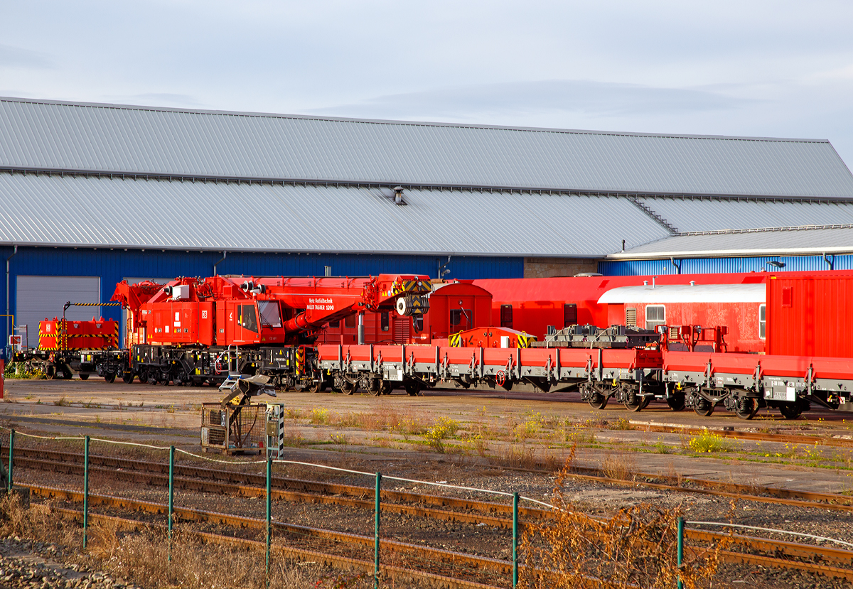 Der Notfall-Kranzug der DB Netz AG, Maschinenpool, Standort Fulda, hier am 05.10.2015 in Fulda, bestehend aus (von hinten nach vorne):

- Gegenlastwagen KRC 1200  D-DB 99 80 9377 001-9 (786 001); 

- Eisenbahnkran 732 001  Zeus  (Schweres Nebenfahrzeug Nr. D-DB 99 80 9 471 001-4);

- Kranauslegerschutzwagen KRC 1200  D-DB 99 80 9370 069-3 (785 001) sowie 

- Materialwagen KRC 1200  D-DB 99 80 9370 070-1 (790 001)
