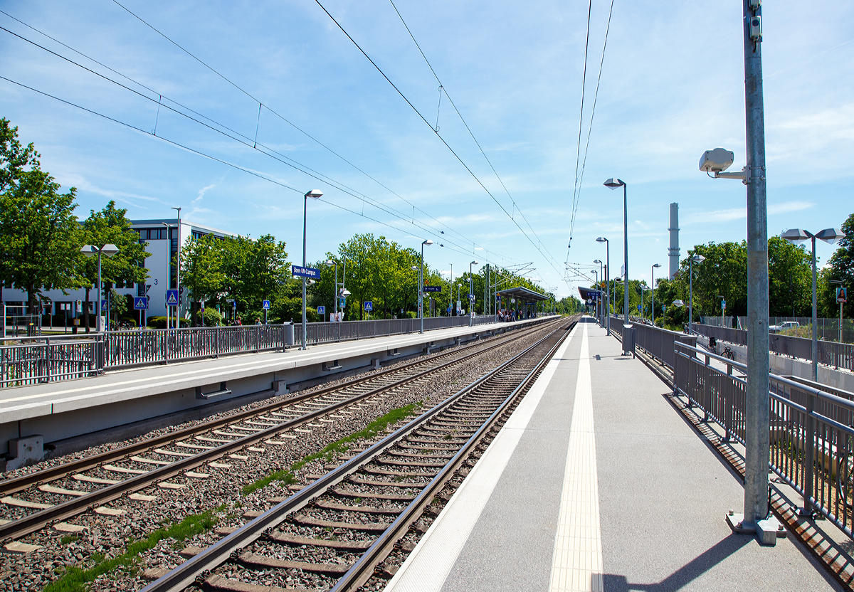 
Der im November 2017 eröffnete Haltepunkt Bonn UN Campus, hier am 01.06.2019. 
Der Haltepunkt liegt an der Grenze zwischen den Ortsteilen Gronau und Kessenich an der linken Rheinstrecke zwischen Bonn Hauptbahnhof und Bonn-Bad Godesberg. Ziel des Bauvorhabens war die bessere Anbindung des nördlichen Teils des Bundesviertels. Der Name UN Campus verweist auf das Zentrum der in Bonn angesiedelten 19 Organisationen der Vereinten Nationen und ist einer der größten Arbeitsplatzschwerpunkte der Stadt. Der Haltepunkt ist nicht nur für Besucher der UN-Organisationen bedeutsam, sondern auch für Berufspendler anderer Unternehmen wie der Deutschen Telekom und der Deutschen Post.