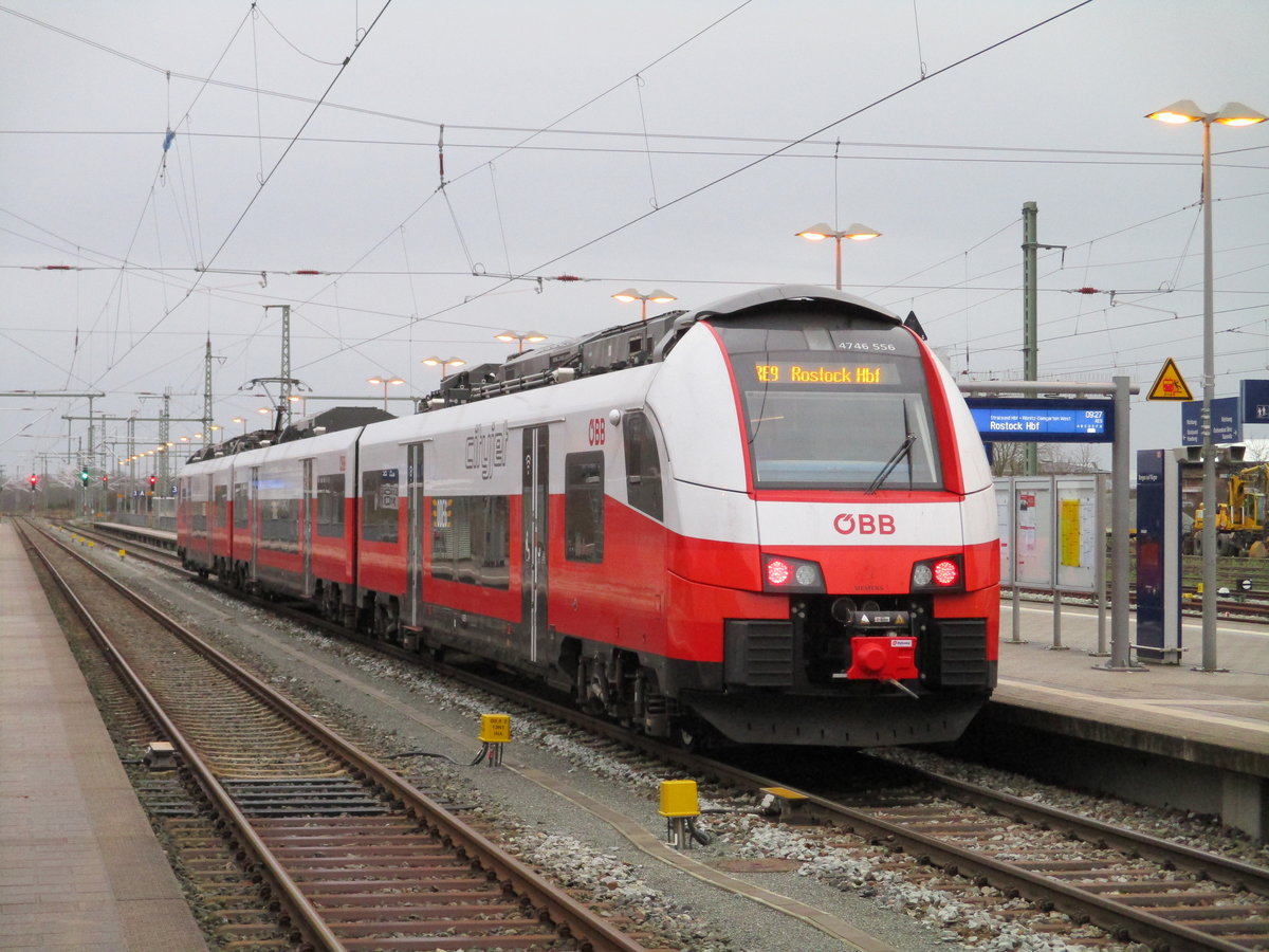 Der ODEG 4746 556 als RE Sassnitz-Rostock,am 15.Dezember 2019,in Bergen/Rgen.