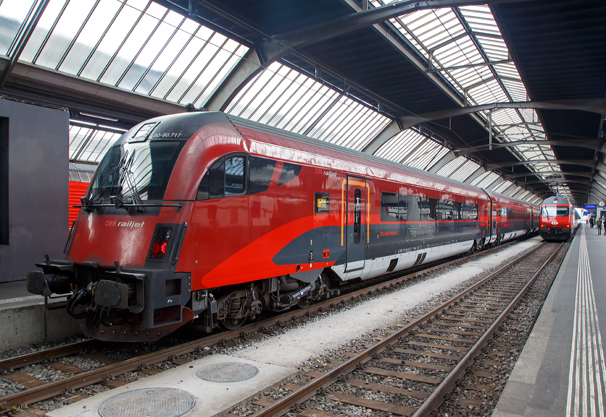 
Der ÖBB-Railjet-Steuerwagen (Premium / 1. Klasse) A-ÖBB 73 81 80-90 717-7 Afmpz am 12.09.2017 in Zürich HB. 

Der Wagenkasten ist eine Schweißkonstruktion aus Profilen und Blechen (Differentialbauweise). Die Einzelteile sind mehrheitlich ausBaustahl und ferritischem rostfreien Stahl hergestellt.

Der Untergestell-Rahmen ist eine Schweißkonstruktion, bestehend aus gewalzten Stahlprofilen, Abkantprofilen und Stahlblechteilen. Der Untergestell-Rahmen bildet mit den Seitenwänden, dem Dach und den Stirnwänden eine tragende Einheit. Ein Wellblech an der Unterseite dieser Konstruktion schließt das Untergestell ab.
An den beiden Wagenenden befinden sich die Kopfstücke für die Aufnahme der Kurzkupplung sowie der Zug- und Stoßeinrichtung beim Afmpz- und beim Bmpz/2-Wagen                   

Fahrwerk          
Die Drehgestellfamilie SF400, luftgefederte Laufdrehgestelle, wurde für den Einsatz in lokbespannten Reisezügen im Wendezugbetrieb entwickelt. Optimales Laufverhalten im Hinblick auf Stabilität, Komfort und Entgleisungssicherheit sowie hohe Zuverlässigkeit und niedrige Betriebskosten sind Merkmale dieses Drehgestelltyps.   
Das gegenständliche Drehgestell SF400 ÖBB-railjet ist ein Drehgestell mit drei Bremsscheiben, Magnetschienenbremse (außer Afmpz am WE 2) und ist lauf- und bremstechnisch abgestimmt auf eine max. Betriebsgeschwindigkeit von 230 km/h.                      

Das Drehgestell besteht aus den folgenden Hauptkomponenten:
- Drehgestellrahmen
- Laufradsatz, Radsatzlager, Radsatzführung/Primärfeder
- Luftfedersystem, Querfeder, Drehdämpfer, Wankstabilisator
- Längsmitnahme, Querspielbegrenzung, Drehzapfen
- Scheibenbremse, Parkbremse (Federspeicherbremse), MG-Bremse
- Zugsicherung (Antennen, nur Steuerwagen Afmpz)
- Sandung (nur Steuerwagen Afmpz), Spurkranzschmierung
(nur Steuerwagen Afmpz)
- Druckluftverrohrung, Verkabelung, Erdungskontakt

TECHNISCHE DATEN: 
Spurweite 1.435 mm
Länge über Puffer: 26.850 mm
Wagenkastenlänge: 26.409 mm 
Drehzapfenabstand: 19.000 mm 
Achsabstand im Drehgestell: 2.500 mm 
Raddurchmesser: 920 mm (neu) / 860 mm (abgenutzt)
Drehgestell: SF400
Wagenhöhe über SO: 4.050 mm
Wagenbreite: 2.825 mm
Fußbodenhöhe Abteil über SO: 1.250 mm
Lichte Weite Einstieg: 2 x 850 mm
Lichte Weite Übergang: 1.100 mm
Bremsanlage: 3 Scheiben pro Achse + Mg
Raddurchmesser (neu):  920 mm
Max. Betriebsgeschwindigkeit: 230 km/h, die lauftechnische
Geschwindigkeit beträgt 250 km/h
Min. Kurvenradius: 150 m
Eigengewicht: 50,4 t
Sitzplätze: 27 (16 Premium Class, 11 First Class)
Toiletten: 1