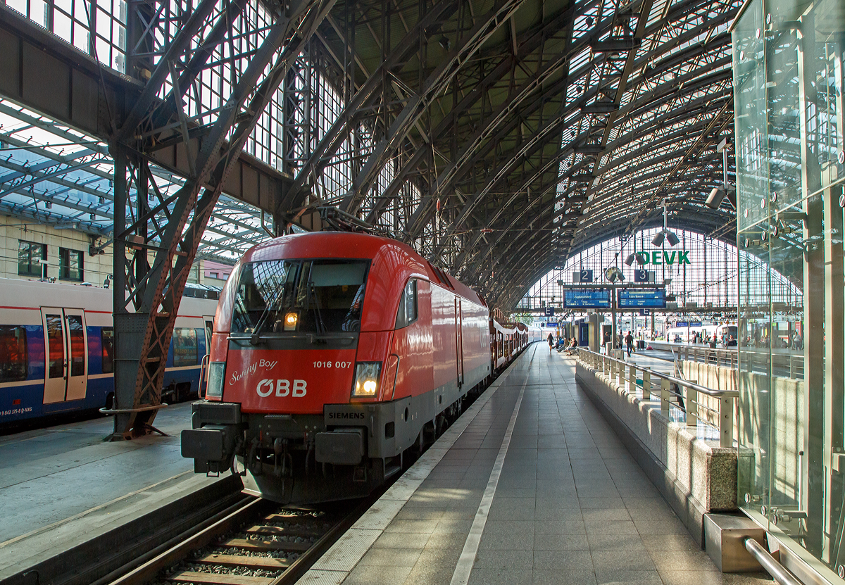 
Der ÖBB Taurus 1016 007 „Sunny Boy“ (91 81 1016 007-7 A-ÖBB) fährt am 01.06.2019 mit einer Nightjet-Zuggarnitur mit Autozugwagen durch den Hbf Köln in Richtung Deutz.