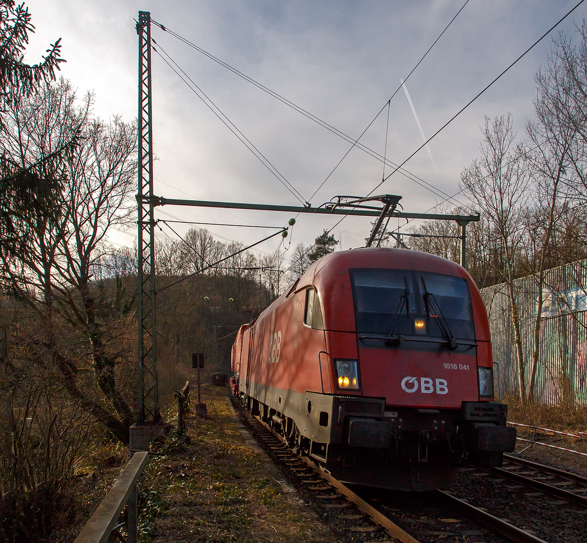 Der ÖBB Taurus 1016 041 (91 81 1016 032-5 A-ÖBB) fährt am 12.03.2022 mit einem  Winner -KLV-Zug durch Scheuerfeld (Sieg) in Richtung Siegen.

Der Taurus wurde 2001 vom Siemens-TS Werk in Linz unter der Fabriknummer 20389 gebaut und an die ÖBB - Österreichische Bundesbahnen geliefert.