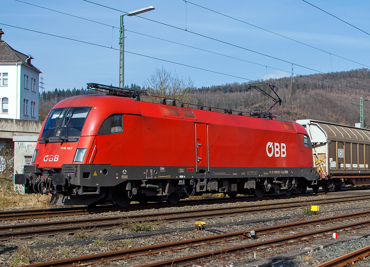 Der ÖBB  Taurus 2“ 1116 067 (A-ÖBB 91 81 1116 067-0) fährt am 16.03.2022 mit einem gemischten Güterzug durch Niederschelden in Richtung Köln.

Die Elektrische Universallokomotive vom Typ Siemens ES64U2 wurde 2002 von Siemens unter der Fabriknummer 20496 und als 1116 067-8 an die ÖBB - Österreichische Bundesbahnen geliefert.
