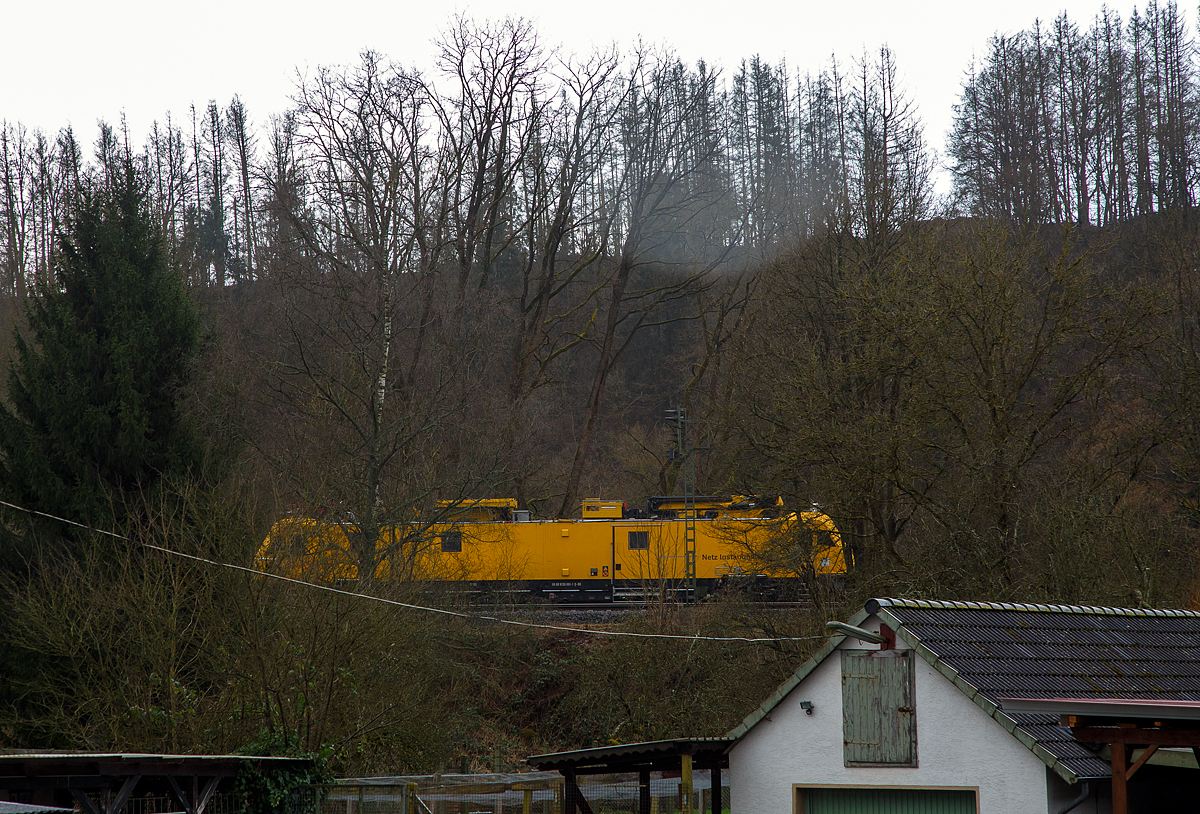 Der Orkan „Ylenia“ tobte in der Nacht vom 16. auf 17.02.2022 im Land, der Bahnverkehr ist beeinträchtigt, so war auf der Siegstrecke KBS 460 bei Niederhövels ein Baum auf die Gleise gestürzt. 

Das Oberleitungsinstandhaltungsfahrzeug 711 201 (99 80 9136 001-1 D-DB) der DB Netz AG, ein Robel 57.44, war am 17.02.2022 an der Störungsstelle bei Niederhövels Vorort. Leider war die Stelle nicht gut zugänglich.
