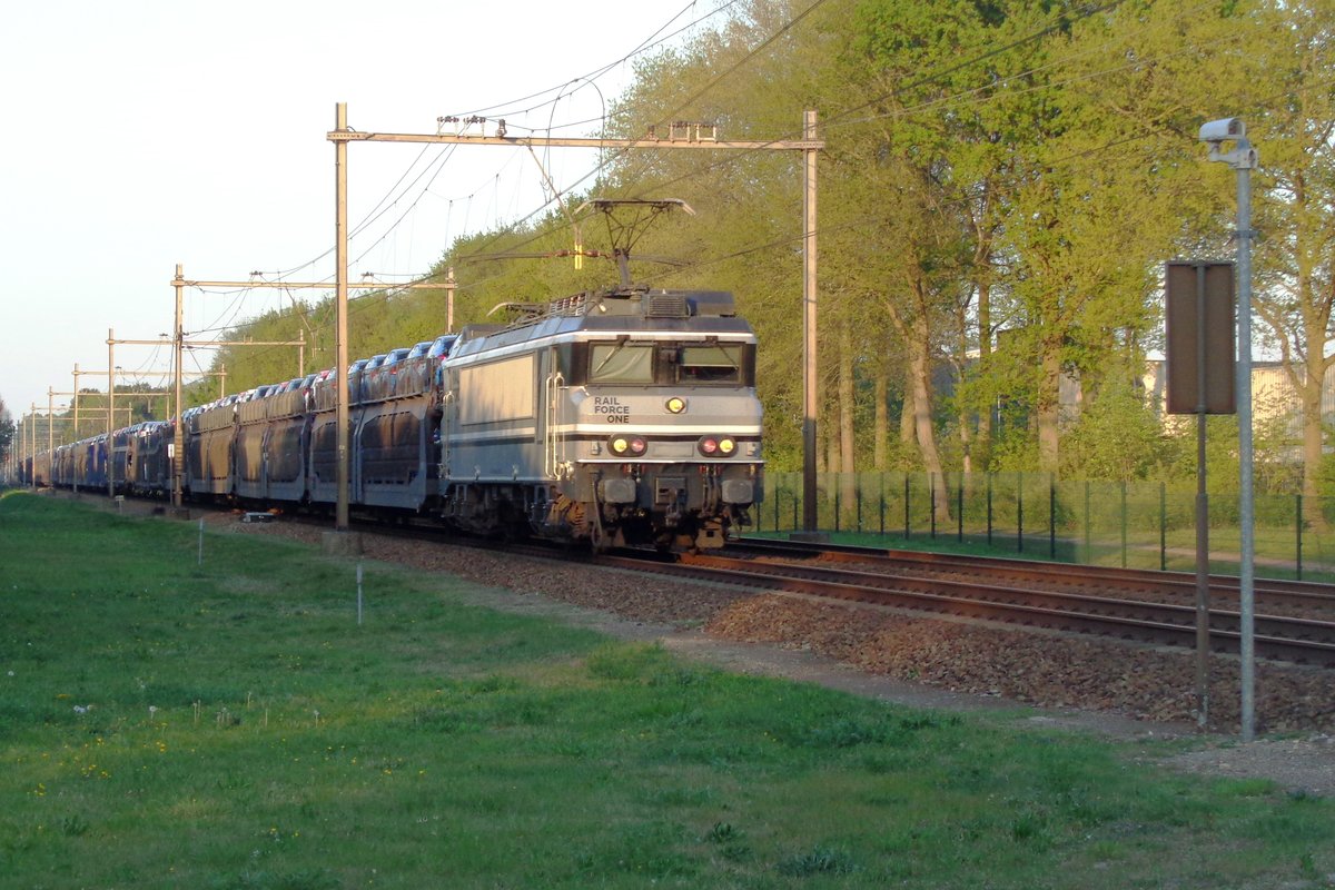 Der Osterei des Aprils: RailForceOne 1829 mit ein über zwei Strecken umgeleiteter Ganzzug passiert der Fotograf in Wijchen am 21 April 2019.