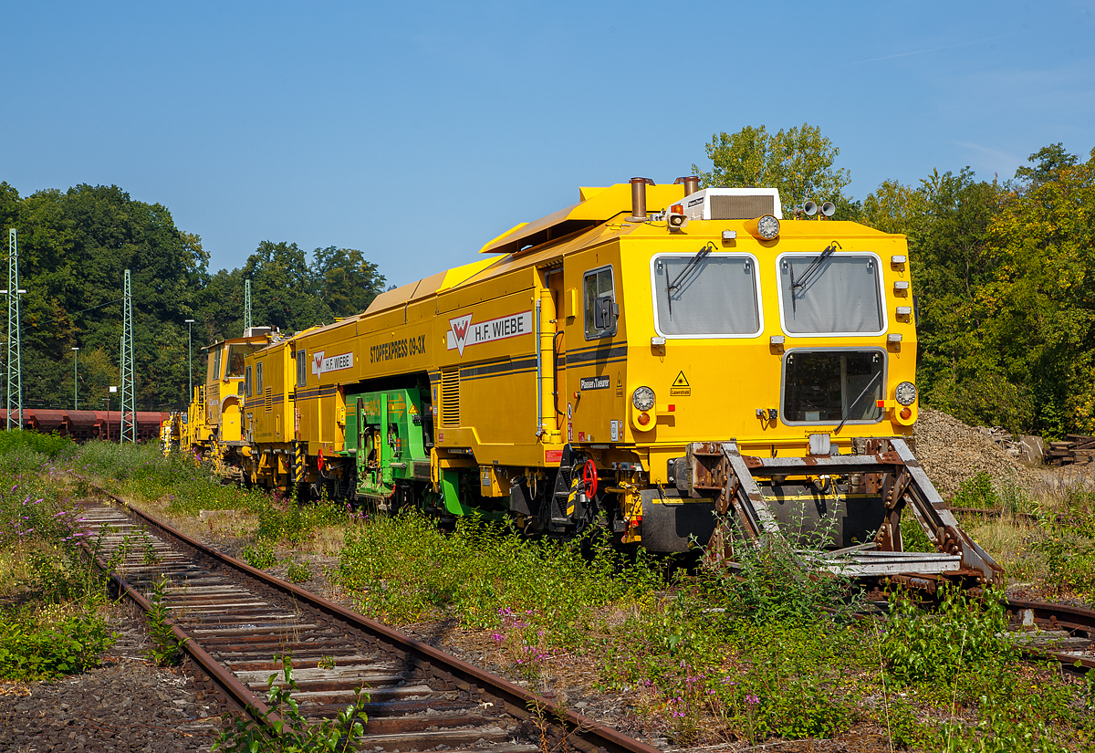 
Der P&T Stopfexpress, Schweres Nebenfahrzeug Nr. 99 80 9121 012-5 D-HFW (eine Dreischwellenstopfmaschine) mit der P&T Schnell-Schotterverteil- und Planiermaschine SSP 110 SW, Schweres Nebenfahrzeug Nr. 99 80 9425 007-8 D-HFW, beide von der H.F. WIEBE sind am 15.09.2020 in Betzdorf (Sieg) abgestellt.

Der Stopfexpress wurde 2017 von Plasser & Theurer unter der Maschinen Nr. 6572 gebaut. Der Schotterpflug wurde 2008 von Plasser & Theurer unter der Maschinen Nr. 850 gebaut.
