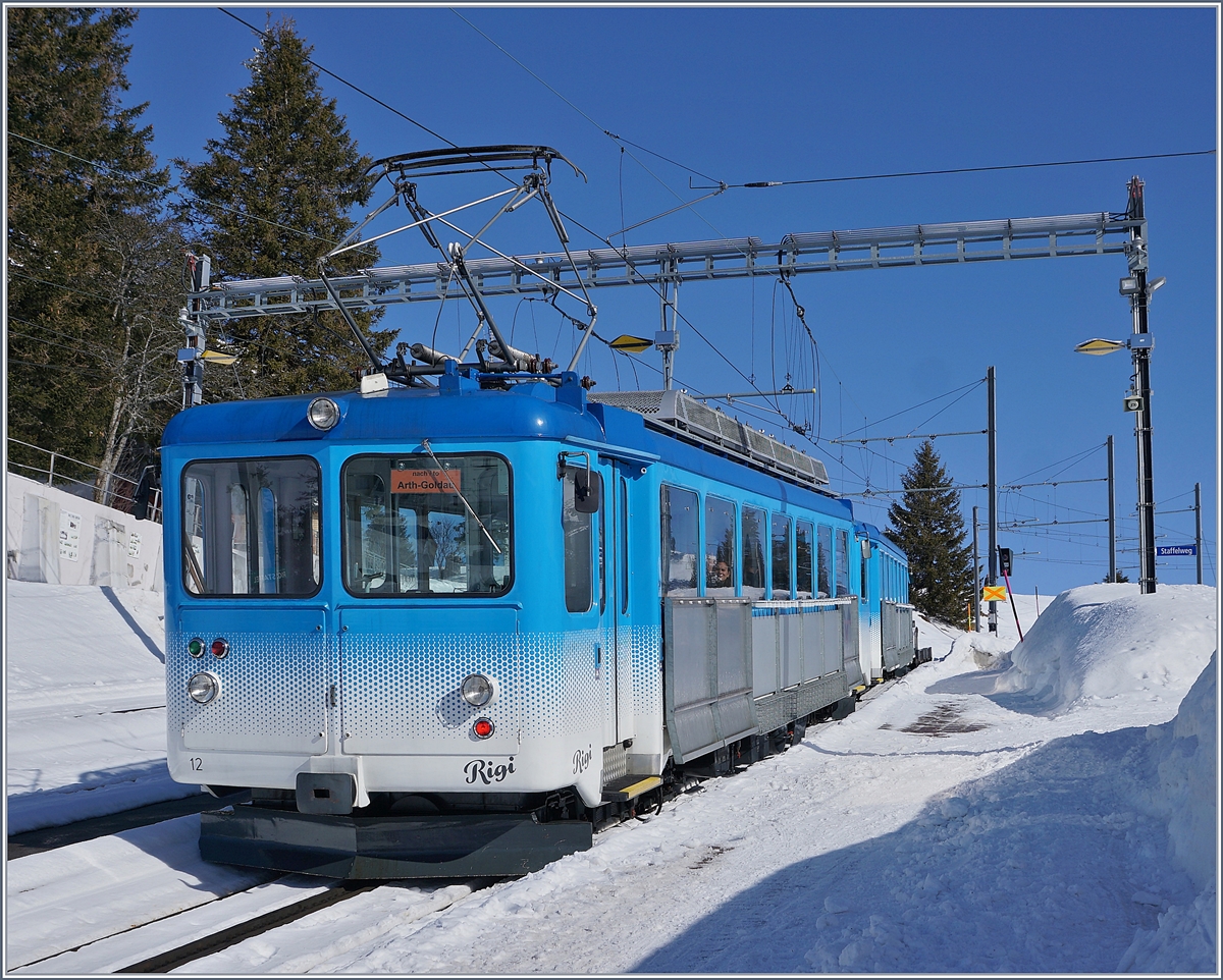 Der RB BDhe 2/4 N° 12 wurde 1949 in Betrieb genommen und von SLM/SAAS konstruiert.
Der Triebwagen mit seinem Bt verlässt hier Rigi Staffel um nach Arth Goldau zu fahren.
24. Februar 2018