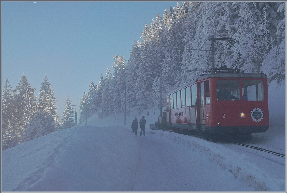 Der RB BDhe 2/4 N° 2 fährt zwischen Rigi Staffel und Staffelhöhe talwärts; von SLM/BBC 1937 gebaut, betrug der Anschaffungspreis des Triebwagens damals Fr 105'106.85.
Auch dieser Triebwagen darf bergwärts 18 km/h und talwärts 12 km/h fahren.
24. Feb. 2018