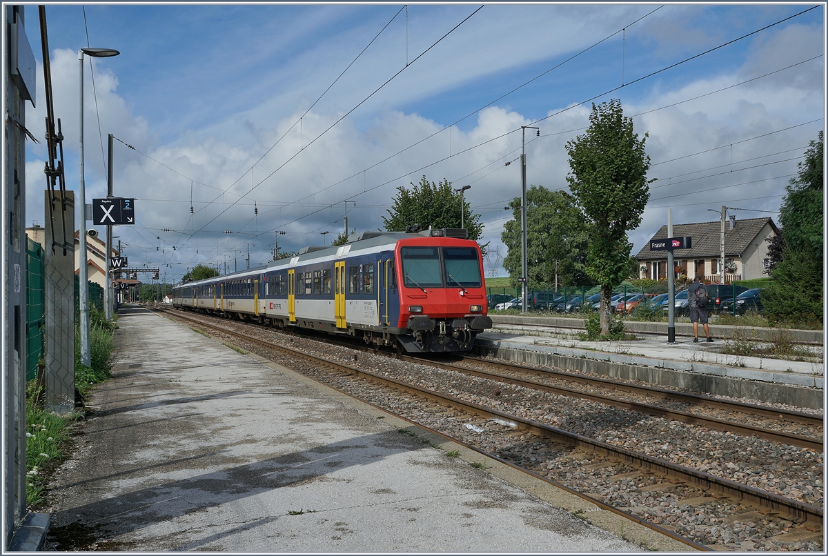 Der RE 18123 nach Neuchâtel steht in Frasne bereit.

13. Aug. 2019