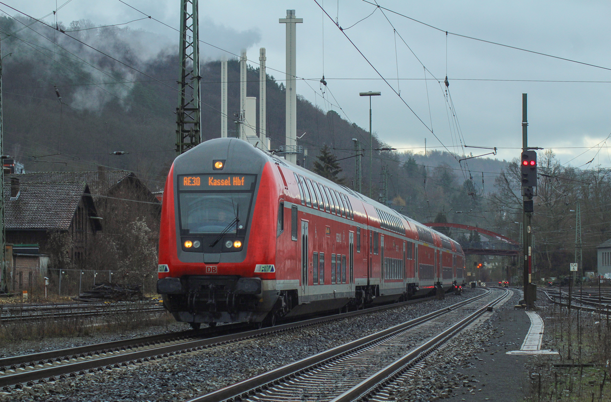 Der RE 30. Einer der wundervollsten RE's die ich kenne.
Hier erreicht RE 4156 zusammen mit einer 146.2 den Bahnhof Marburg (Lahn) auf dem Weg nach Kassel. Das Bild wurde am heutigen Mittwoch, den 27.12.17 aufgenommen.