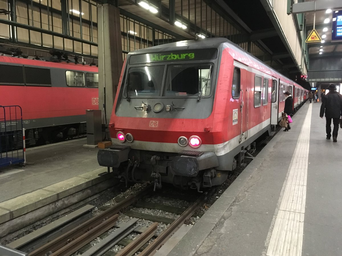 Der Re 4952 nach Würzburg Hbf abfahrbereit am 29.12.16 in Stuttgart Hbf mit einem Wittenberger Stw und einer Br 111 als Schublok.