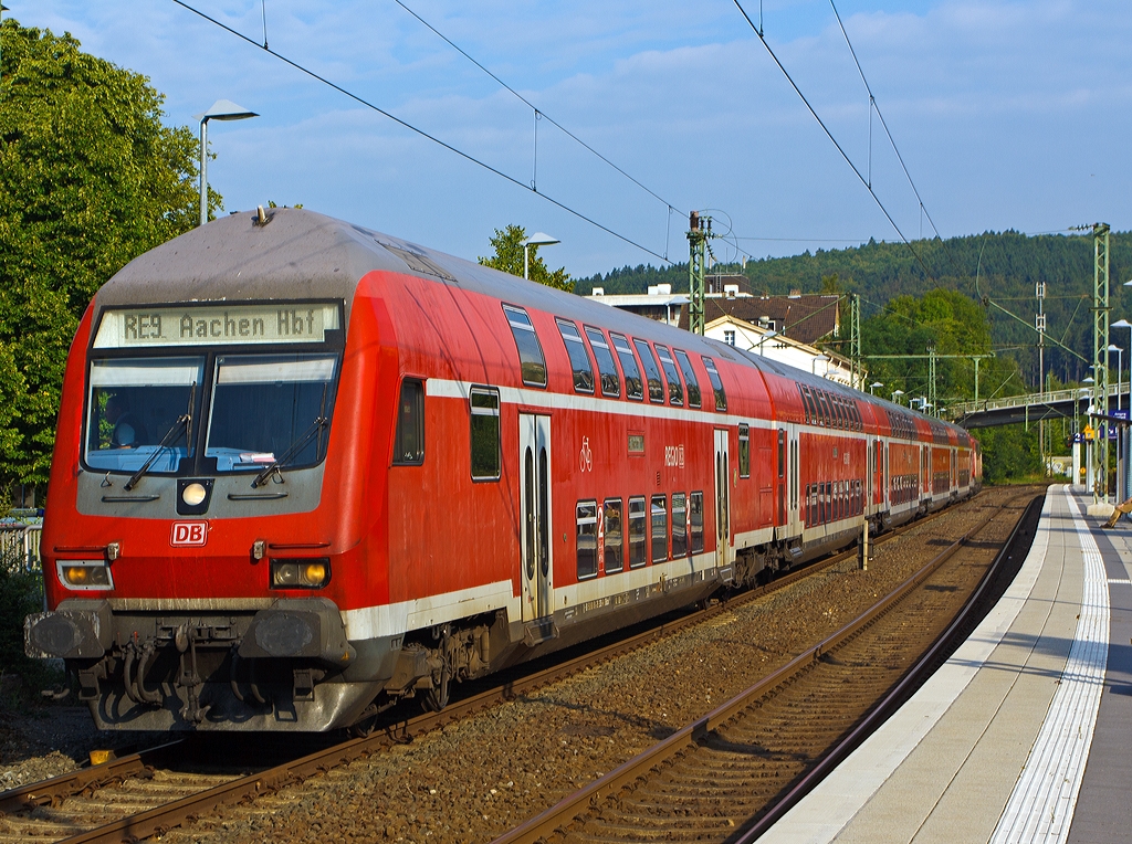 Der RE 9 - Rhein-Sieg-Express (Siegen – Kln - Aachen), steuerwagenvoraus beim Halt am 23.08.2013 im Bahnhof Kirchen an der Sieg.

Beim Steuerwagen handelt es sich um:
Doppelstockwagen-Steuerwagen 2. Klasse der Gattung DBbzfa 761.2 (D - DB 50 80 80 - 35 338-8)

Technische Daten:
Lnge ber Puffer: 27.270 mm 
Drehzapfenabstand: 20. 000 mm 
Drehgestellbauart: Grlitz VIII 
Leergewicht: 46t 
Hchstgeschwindigkeit: 140 km/h 
Sitzpltze: 101 in der 2.  Klasse 
Toiletten: 1, behindertengerecht, geschlossenes System 
Baujahre: 1996-1997 
Hersteller: Deutsche Waggonbau AG (DWA), Grlitz 
Bemerkungen: Einstiegshhe 760 mm; zustzliche Klapptrittstufen; eingeschrnkt dieselloktauglich