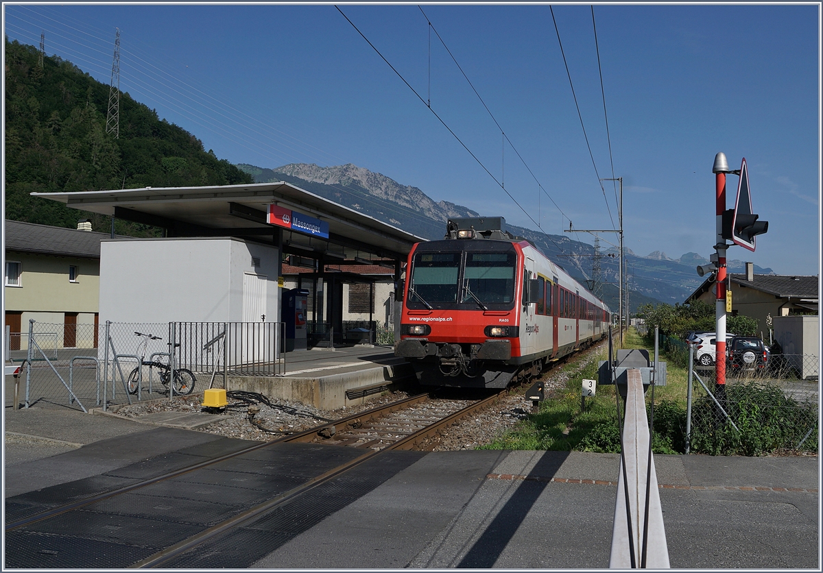 Der Regioalps Regionalzug 6111 von St-Gingolph nach Brig beim Halt im Bahnhof von Massonggex. 25. Juni 2019