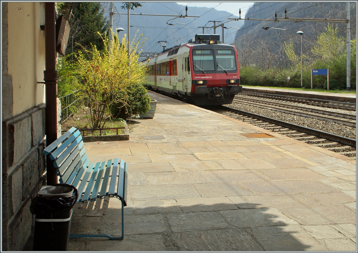 Der Regionalzug 6372 erreicht Varzo. 
11. April 2015