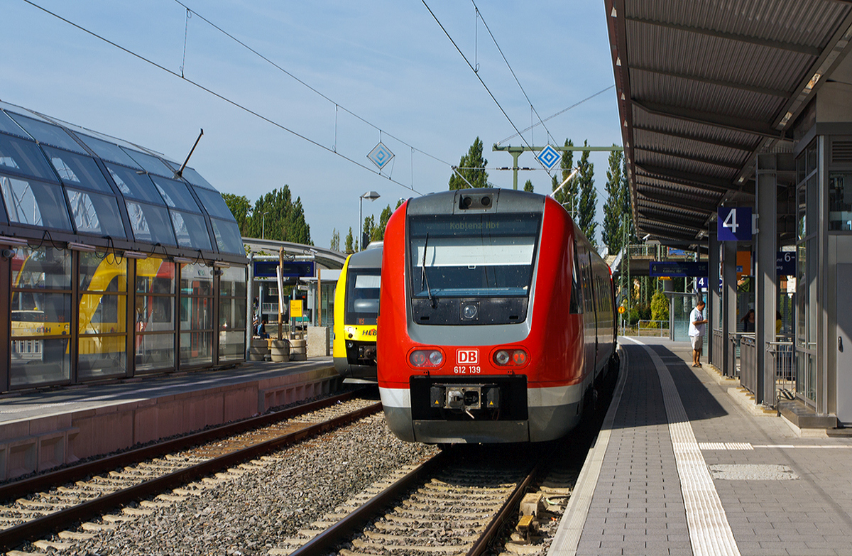 
Der  RegioSwinger  Dieseltriebwagen mit Neigetechnik 612 139 / 639 der DB Regio ist gerade am 21.08.2013 als RE 25  Lahntalexpress  Gießen – Wetzlar – Limburg (Lahn) – Koblenz Hbf in den Bahnhof Wetzlar eingefahren. Dahinter steht VT 276 (ein LINT 41) der HLB - Hessische Landesbahn als  RB 25  Lahntalbahn .

An der Oberleitung kann man deutlich das Signal EL 6 sehen, welches anzeigt dass ab hier die Oberleitung zu Ende ist. Die Lahntalbahn ist nicht elektrifiziert.
