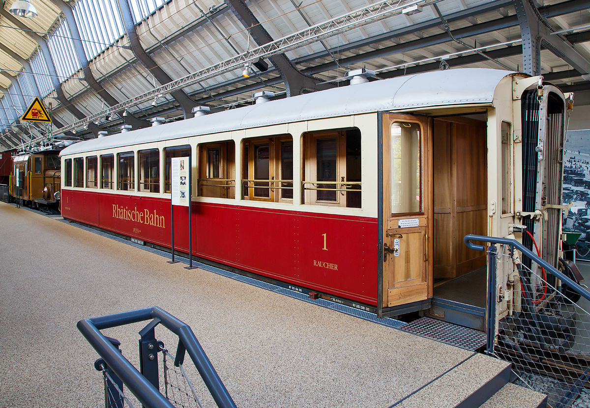 Der RhB 1.Klasse Salonwagen As 1154 (ex Schnellzugwagen A 1154, ex A4 1154, ex A4 54), ausgestellt im Verkehrszentrum des Deutschen Museums in Mnchen (Theresienhhe), hier am 16.06.2018.  

Als Wagen der Stahlbauart wurde dieser 4-achsige Wagen 1930 von SIG (Schweizerische Industrie-Gesellschaft, Neuhausen) unter der Fabriknummer 27802a gebaut und an die RhB ausgeliefert. Bei einer Lnge von 16,44 m bietet er neben einer WC-Einrichtung 35 Sitzpltze aufgeteilt auf 6 Abteile. Er ist der einzige Wagen der schweren Stahlbauart, der zwei sehr voneinander abweichende Seitenwnde besitzt. Die Anordnung der Abteilseitenwand ist denen der anderen Wagen hnlich, die Gangseite besitzt aber 1o Fenster die fast die ganze Seitenwand ausfllen.

Der 1154 war viele Jahre auf den Strecken der Rhtischen Bahn unterwegs und wurde dann ebenfalls wie der 1161 eine Zeit lang als Mewagen eingesetzt, bevor er 1986 zu einem Salonwagen umgebaut wurde. Im Juni 2001 wurde er ausgemustert. Zusammen mit der Ge 6/6 I – 411 zog er nach Mnchen um, wo er als Leihgabe dem Deutschen Museum zur Verfgung gestellt wurde und seitdem dort ausgestellt ist.

Der Salonwagen 1154 ist heute der einzige historische Seitengangwagen, der bei der Rhtische Bahn erhalten blieb.

TECHNISCHE DATEN:
Spurweite: 1.000 mm 
Anzahl der Achsen: 4 
Lnge ber Puffer: 16.440 mm 
Hhe: 3.450 mm
Drehzapfenabstand: 11.200 mm
Achsabstand im Drehgestell: 1.700 mm
Laufraddurchmesser: 750 mm
Sitzpltze: 35 
Fahrzeuggewicht; 25,0 t 
Ladegewicht: 12,50t zulssige 
zulssige Geschwindigkeit: 90 km/h