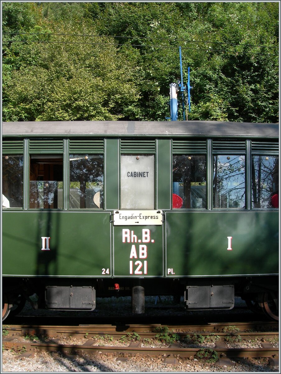 Der Rh.B. AB 121 mit dem  Cabinet  zwischen der I. und II. Klasse - und das Rohr erklärt anschlaulich die Funktionsweise des  Cabinet .

Chaulin, den 21. Sept. 2024  