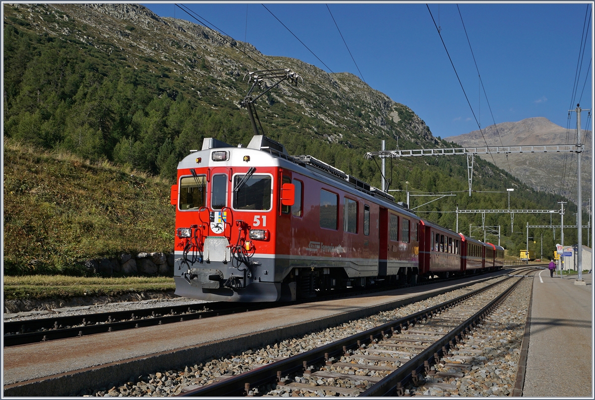Der RhB Bernina-Bahn ABDe 4/4 III 51 mit einem Regionalzug in Bernina Suot.
13. Sept. 2016 
