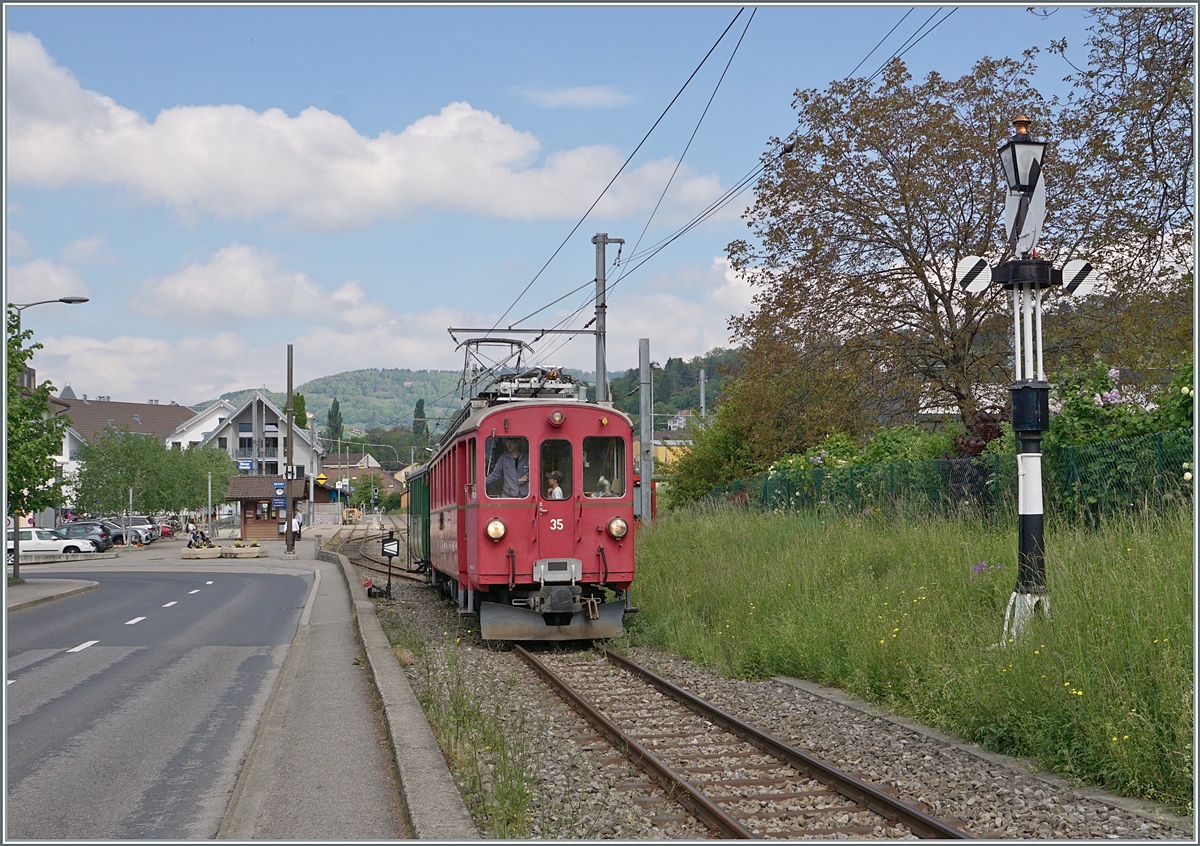 Der RhB Bernina Bahn ABe 4/4 I N° 35 verlässt Blonay in Richtung Chamby und passiert in Kürze das Ausfahrsignal von Blonay (Hippschen Wendescheibe). 

7. Mai 2022