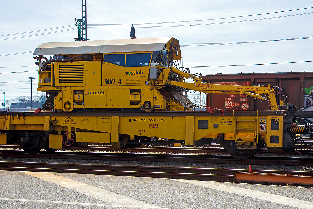 
Der ROBEL Schienenmanipulator (Ladekran) vom Typ SILAD 40.61 zum Schienenladewagen (bzw. Schienenlegewagen) SLW 4, (Schweres Nebenfahrzeug Nr. D-VMRS 99 80 9550 002-6, ex 97 30 08 904 57-3) von Vossloh Rail Service (Leipzig), ex Stahlberg Roensch Leipzig, abgestellt am 25.03.2017 beim ICE-Bahnhof Montabaur. 

Der ROBEL Schienenladezugeinrichtung-Portalkran SILAD  40.61 – SM 43 wurde 2005 von der ROBEL Bahnbaumaschinen GmbH (Freilassing) unter der Maschinen-Nr. 40.61 -SM 43 -0007 gebaut.

Wie man sieht ist der ROBEL Schienenmanipulator auch ein eigenständiges Schienenfahrzeug, mit einer Spurweite von 2.864 mm, welches auf den Schienenladewagen (zwei Rutschenwagen) und der nachfolgenden Langschienentransporteinheit der Bauart Robel (auf 4-achsigen Drehgestellwagen der Gattung Skks) fährt.
 
Technische Daten des ROBEL SILAD 40.61
Spurweite:  2.864 mm
Motor: 4-Zylinder-Dieselmotor
Antriebsart: Diesel hydrostatisch (d.h. der Dieselmotor triebt ein Hydraulikaggregat an, welches Hydraulikmotore (Hydromotore) antreibt.
Höchstgeschwindigkeit: 10 km/h
Max. Zugkraft  bei 10 km/h: 11.800N
Max. Zugkraft  bei 0-4 km/h: 3.300 N
Eigengewicht : 12.500 kg
Ladezeiten pro Schienenpaar (180 m lang):  Aufladen ca. 4 min / Abladen ca. 2 min   
Schienengewicht: bis zu 70 kg/m
Hubkraft je Schienengreiferarm bei 3,7 m Ausladung: 15.000 N  (1.500 kg) 
Schwenkkraft je Schienengreiferarm: 1000 N 
Max. Schienenlänge: 250 m (übliche Längen 120 und 180 m)

Wie das Ganze funktioniert sieht man hier:
http://www.robel.info/lib/flowplayer/index.asp?mID=40.61%20/%2040.63&id=76&bereich=1000