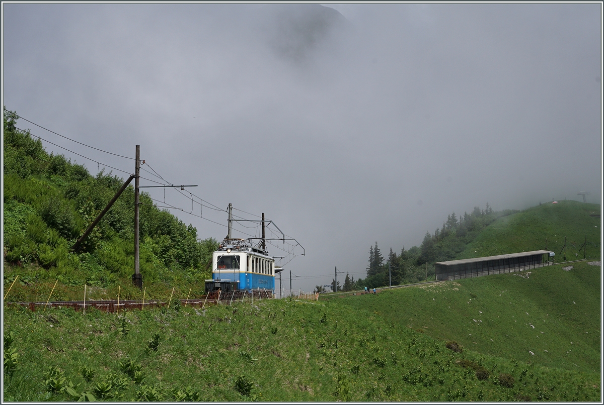 Der Rochers de Naye Bhe 2/4 203 auf dem Weg zum Rochers de Naye kurz nach Jaman. Im Hintergrund wird der Jaman duch Dunst praktisch vollstädnig verhüllt.
3. Juli 2016