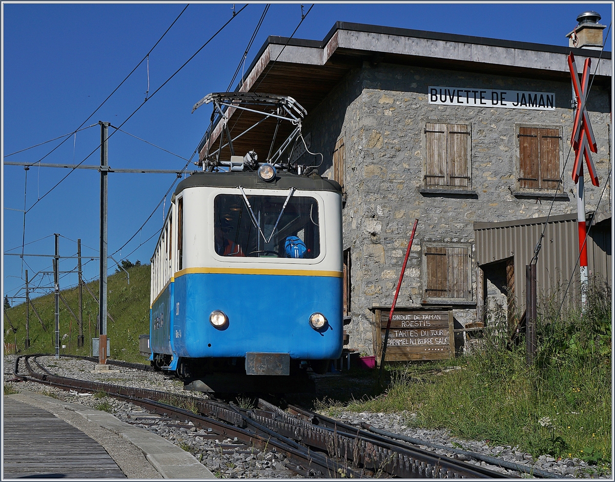 Der Rochers de Naye Bhe 2/4 207 verlässt Jaman Richtung Montreux.
1. Juli 2018