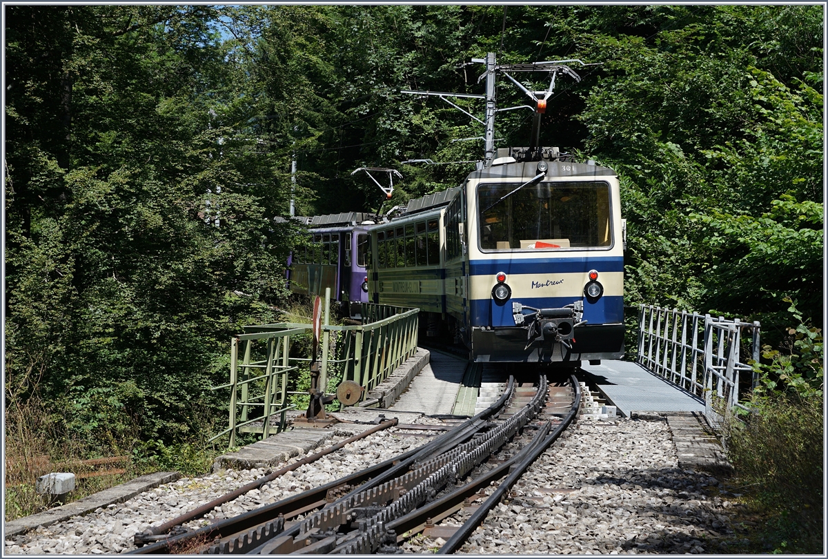 Der Rochers de Naye Bhe 4/8 301 und 303 verlassen Le Tremeblex Richtung Rochers de Naye. 
7. August 2018