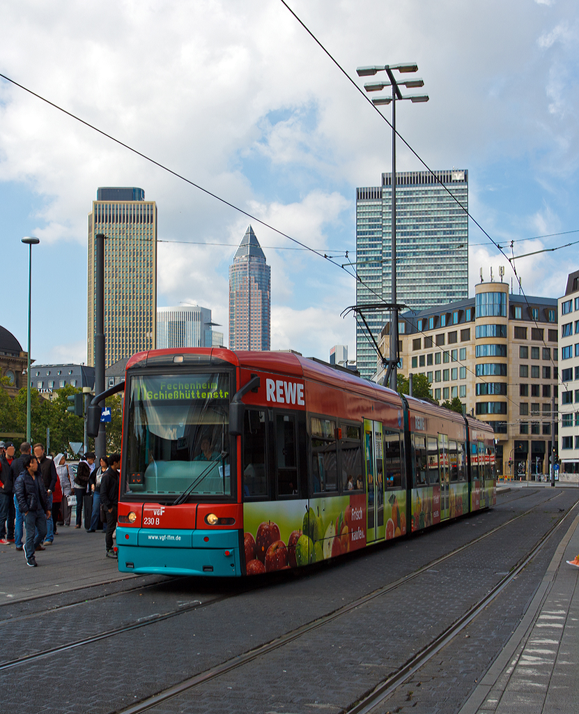 Der S-Wagen  (Bombardier Flexity Classic NGT8) VGF 230 der Verkehrsgesellschaft Frankfurt am Main mbH, als Linie 11 am Hauptbahnhof Frankfurt am Main am 27.08.2014.