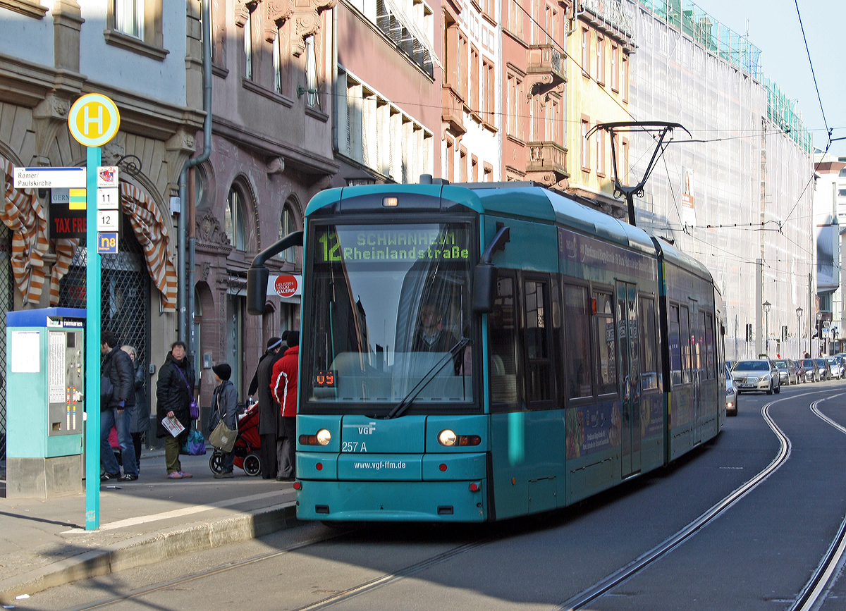 Der S-Wagen VGF 257 ein Bombardier Flexity Classic NGT8 der Verkehrsgesellschaft Frankfurt am Main mbH als Linie 12 bei der Haltestelle Rmer / Paulkircke (Frankfurt am Main) am 27.08.2014.

Der S-Wagen, Baureihenbezeichnung der Straenbahnen der VGF erfolgen intern mit Buchstaben, ist modernste Baureihe der Straenbahntriebwagen in Frankfurt, die grtmglichen Fahrgastkomfort bietet. 
Technisch ist die Baureihe S gegenber dem R-Wagen wesentlich herkmmlicher ausgefallen. Der dreiteilige Wagen verfgt ber vier Drehgestelle, wovon zwei unter dem Mittelteil angeordnet sind, auf das sich die Endwagen an einem Ende absttzen. Die Drehgestelle der beiden Endwagen sind mit je zwei querliegenden Motoren mit einer Leistung von 105 kW ausgestattet.

Die Wagen weisen im Gegensatz zu der Baureihe R nur einen Niederfluranteil von 70% auf. Erstmals wurde serienmig eine Klimaanlage eingebaut. Da der Wagenkasten gegenber dem Vorgnger um 5 cm breiter ausgefhrt wurde, war es erstmals mglich, eine 2+2-Bestuhlung mit insgesamt 64 Sitzpltzen einzubauen. Die Baureihe S ist an beiden Wagenenden mit versenkbaren Scharfenbergkupplungen ausgerstet, die das Fahren in Doppeltraktion ermglichen. 

Diese Wagen wurden von Bombardier Transportation gebaut, der mechanische Teil im Werk Bautzen, die elektrische Ausrstung vom Werk Mannheim.

Technische Daten:
Bauart: NGT8 Zweirichtungsfahrzeug  (Type S)
Spurweite: 1.435 mm
Achsfolge: Bo'+2'2'+Bo'
Fahrzeuglnge: 30.040 mm (ohne Kupplung)
Hhe: 3.500 mm
Breite: 2.400 mm
Drehgestellmittenabstnde:  8.300 / 5.500 / 8.300 mm
Achsabstand im Drehgesell: 1.800 mm
Niederfluranteil: 70%
Raddurchmesser: 600 mm / 520 mm (neu/verschlissen)
Eigengewicht: 40 t
Antrieb: 4 Drehstrom-Asynchronmotoren mit je 105 kW (140,8 PS) Leistung
Hchstgeschwindigkeit: 70 km/h
Maximale Beschleunigung: 1,3 m/s2
Verzgerung: Betriebsbremse 1,4 m/s2 / Not 2,73 m/s2
Max. befahrbare Steigung: 70 ‰
Sitzpltze: 64
Stehpltze (4 Personen m2): 115
Fahrdrahtnennspannung: 600 V= / 750 V=
Besonderheiten: Energierckspeisung ins Netz, Spurkranzschmieranlage, Gleit- und Schleuderschutz, Elektro-hydraulische Scheibenbremsen, Magnetschienenbremse: 8 x 65 kN