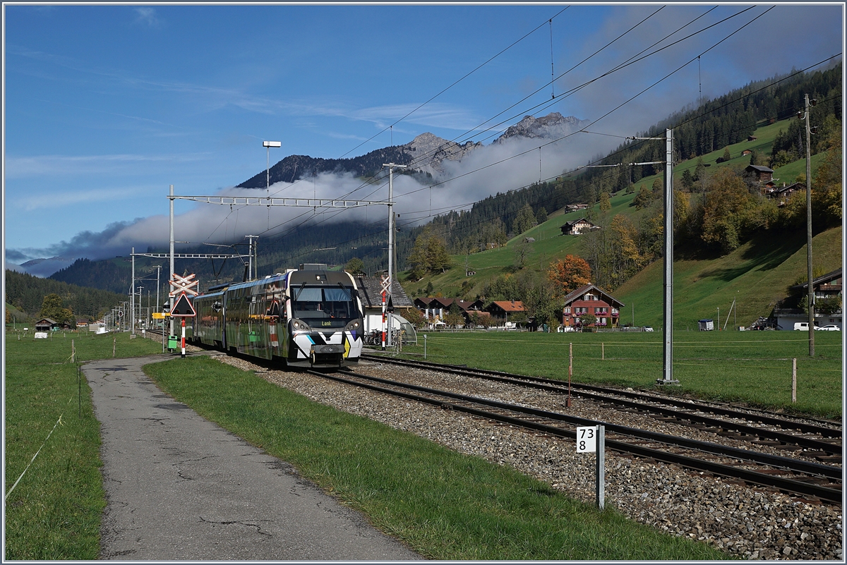 Der von Sarah Morris gestaltete Lenkerpendel  Monarch , bestehend aus ABt 341, Be 4/4 5001 und Bt 241, unterwegs als Regionalzug nach der Lenk beim Halt in Boden. 

22. Okt. 2019

