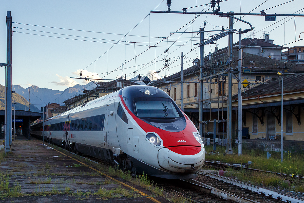 Der SBB ETR 610 014 der 1. Serie(93 85 1 503 014-7 CH-SBB) verlsst am 14.09.2017, als EC 36 (Milano Centrale - Stresa - Domodossola - Brig - Sion - Montreux - Lausanne - Genve),  den Bahnhof Domodossola in Richtung Simplon. Die SBB bezeichnen die Zge auch als  Astoro  (abgeleitet aus italienisch astore fr  Habicht ). 