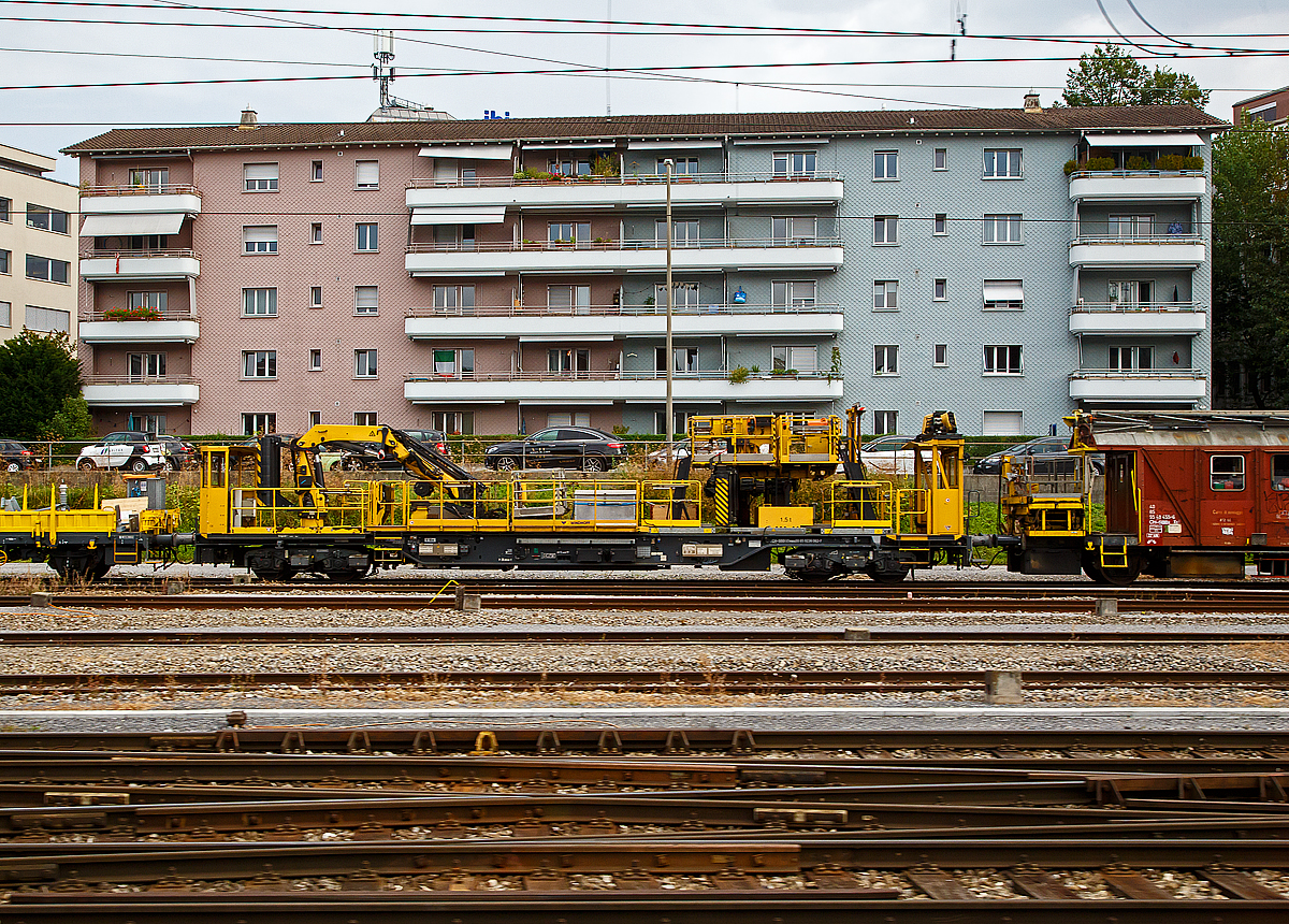 Der SBB Kran-/Hubbhnenwagen “COMBI”  XTmas 99 85 9236 062-7 CH-SBBI der SBB Infrastruktur, ein 4-achsiger Windhoff MPW Multi Purpose Wagon, Trgerfahrzeug mit Kranaufbau und dreiteiliger Arbeitsbhne (mit Twist-Lock-System im 10 Fuss-Raster) steht am 09.09.2021 in Luzern. Aufgenommen aus dem Zug heraus.

TECHNISCHE DATEN:
Spurweite: 1.435 mm (Normalspur)
Anzahl der Achsen: 4 (Achsformel bei Eigenfahrt unbekannt)
Lnge ber Puffer: 20.000 mm
Drehzapfenabstand: 13.440 mm
Achsabstand im Drehgestell: 1.800 mm
Max. Eigengeschwindigkeit: 40 km/h
Hchstgeschwindigkeit (geschleppt): 120 km/h
Gewicht: 63,9 t