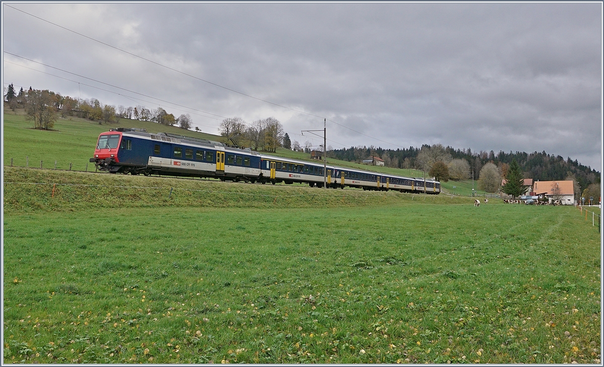 Der SBB NPZ RE Neuchâtel - Frasne kurz vor dem Kulminationspunkt bei Les Bayards. 

5. Nov. 2019