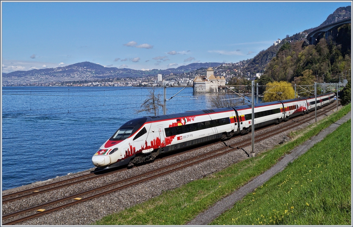 Der SBB RABe 503 022-7  Wolfgang Johann von Goethe  als EC 32 von Milano nach Genve beim Chteau de Chillon.
13. April 2018