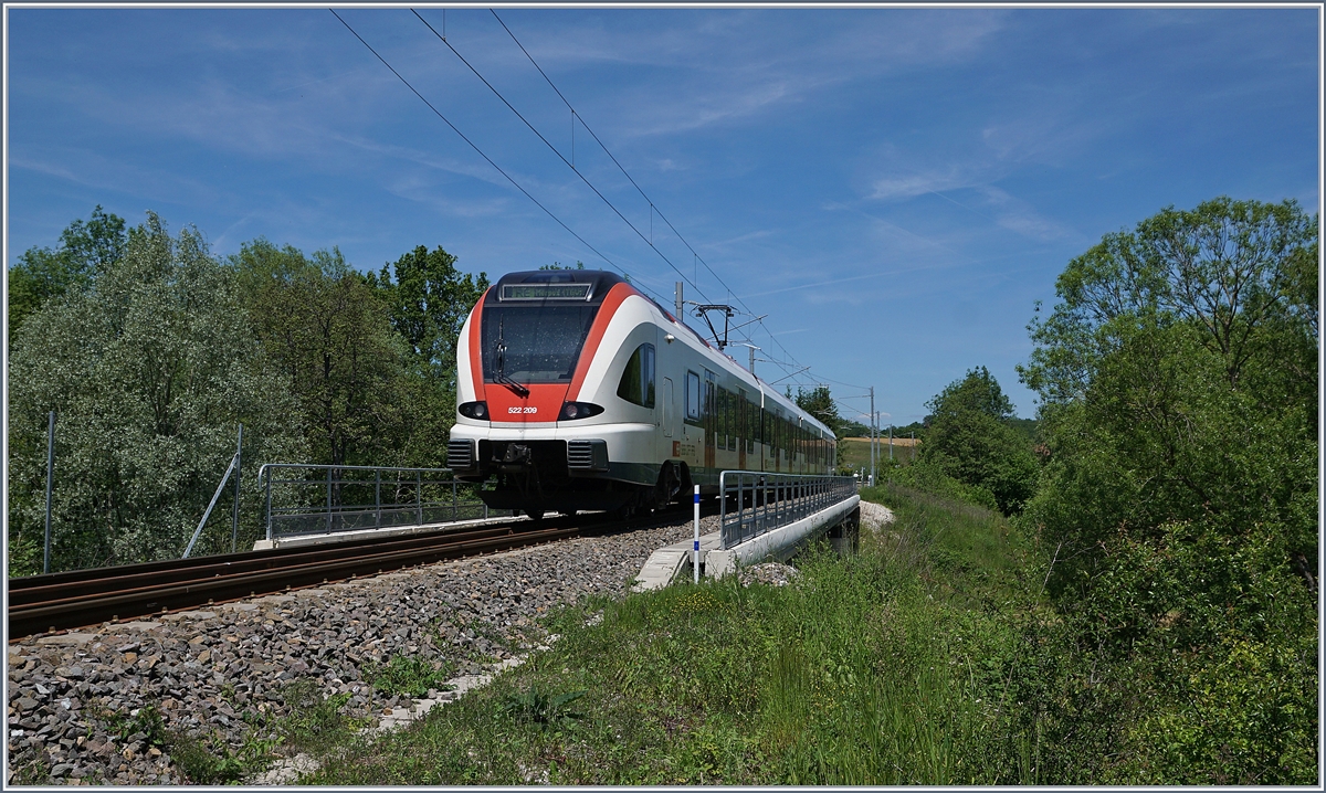 Der SBB RABe 522 209 als RE 18174 Biel/Bienne - Meroux TGV kurz vor seinem Ziel beim Überqueren der 47 Meter langen Bourbeuse Brücke bei Bourogne. 

1. Juni 2019