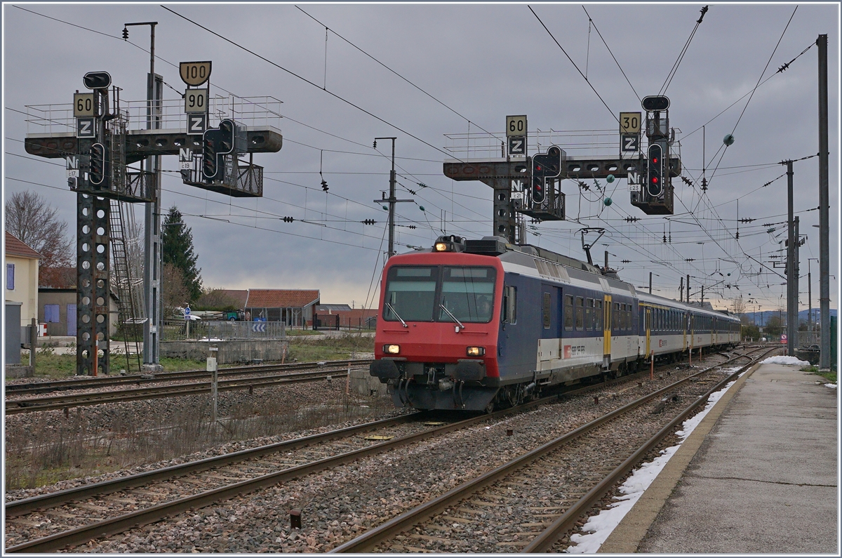 Der SBB RABe 562 NPZ RE Neuchâtel - Frasne -Neuchâtel in Frasne. 

23. Nov. 2019