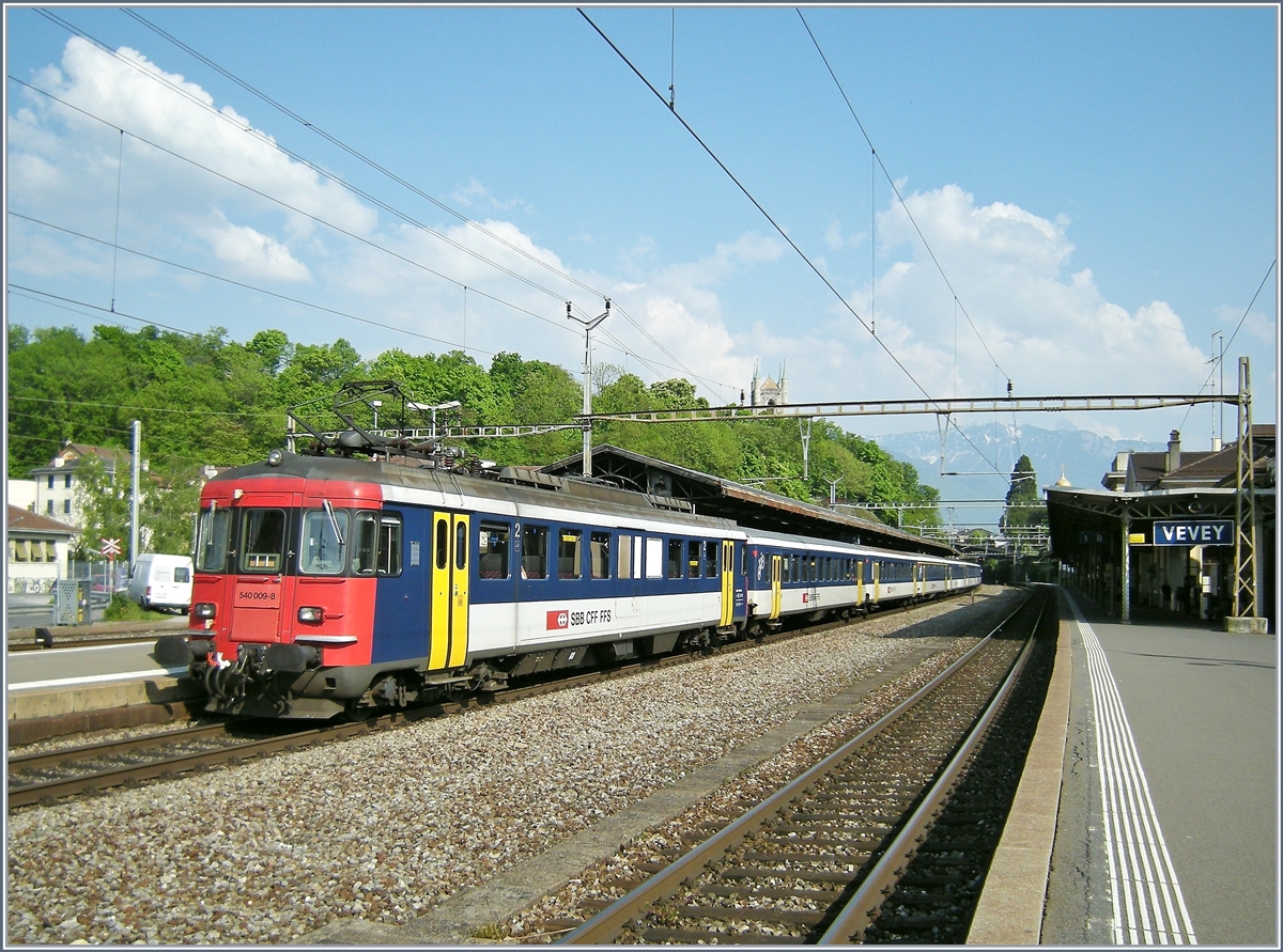 Der SBB RBe 540 009-8 schiebt seinen aus EW I und II bestehenden RE Richtung St-Mauriche und legt dabei in Vevey eine kurzen Halt ein.
8. Mai 2008
