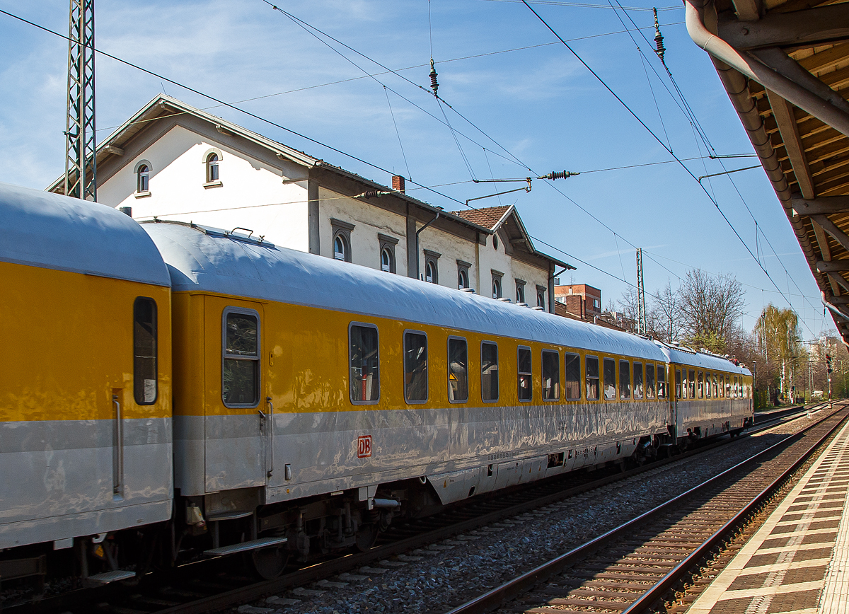 
Der Schallmesswagen der Gattung/Bauart Dienst umh 306 D-DB 63 80 99-94 015-3 der DB Systemtechnik GmbH, am 11.04.2016 im Zugverband, bei einer Zugdurchfahrt im Bonn-Beuel.

Der Schallmesswagen ist ein speziell entwickeltes Schienenfahrzeug der DB Systemtechnik, mit dem der akustische Zustand der Fahrflächen von Schienen gemessen werden kann. Das Fahrzeug gehört der Wagengattung Dienst ümh 306 an und hat die Fahrzeugnummer D-DB 63 80 99-95 015-3.

Das Fahrzeug
Der Schallmesswagen wurde aus einem ehemaligen Speisewagen der US-Armee umgebaut. Er läuft an einer Seite auf einem besonderen Drehgestell, das keine Bremsen hat und dessen Achsen innerhalb relativ kurzer Zeit ausgewechselt werden können, um einen möglichst konstanten Zustand mit glatten Laufflächen der Räder und deren gleichmäßigen Lauf zu gewährleisten. In einem Abteil wurde eine reflexionsarme Kabine eingerichtet, in der das Rollgeräusch mit einem Mikrofon direkt über einer Öffnung im Wagenboden und unmittelbar über dem ungebremsten Drehgestell gemessen wird.

Der Steuerwagen des Schallmesszuges

Der Schallmesswagen läuft in der Mitte eines Wendezuges, der aus einer Lokomotive und drei Wagen gebildet wird. Zwischen Lokomotive und Messwagen befindet sich ein Schutzwagen (hier der Messbeiwagen D-DB 63 80 99-91 007-4 der Gattung/Bauart Dms 322), der dazu dient, Geräusche der Lokomotive vom Messvorgang fernzuhalten. Am Ende des Zuges befindet sich ein Steuerwagen (hier der Einheitsmesswagen D-DB 63 80 99-95 011-2 der Gattung/Bauart  D(Mess)m 313.0). In Gegenrichtung ist, durch die indirekte Steuerung, die Geschwindigkeit auf 140 km/h beschränkt.

Die Einheit ist für eine Geschwindigkeit bis 200 km/h zugelassen. Dadurch können die Messungen während des planmäßigen Zugverkehrs stattfinden, ohne diesen zu behindern.

Die Messung
Der Schallmesswagen liefert Angaben über den Fahrflächenzustand einer Strecke und bildet messtechnisch die Grundlage, um das Verfahren „Besonders überwachtes Gleis“ anzuwenden, das nach der Richtlinie Schall03 auch Bestandteil einer Planfeststellung sein kann.

Die Messung erfolgt bei Geschwindigkeiten zwischen 80 km/h und 200 km/h. Innerhalb dieser Geschwindigkeitsgrenzen wird der Schallmesswagen kalibriert unterhalten. Die mit dem Schallmesswagen ermittelten Ergebnisse entsprechen denen einer Außenmessung:
Im Abstand von 25 m, bei 3,5 m Höhe über Schienenoberkante, sowie bei Mischbetrieb aus Güter-, Hochgeschwindigkeits-, Fern- und Regionalverkehr.

Der Wagen wurde 1956 von Orenstein & Koppel in Berlin-Spandau als Speisewagen unter der Fabriknummer 360001/2 gebaut und als 900 202 P TWR an die U.S. Army Transportation Corps (USATC), später erfolgte die 
Umzeichnung in 51 80 08-40 202-7 P WR4üm-56. Im Jahr 1973 wurde er von der U.S. Army an die Deutsche Bundesbahn (DB) verkauft und trug nun die Nr. D-DB 51 80 99-40 202-7. 

Bei der DB wurde der Wagen 1973/74 im Aw Limburg zum Messbeiwagen 61 80 99-40 010-2 Dienst ümh 327 umgebaut. 1990/91 wurde der Wagen im Aw Krefeld-Oppum zum Schallmesswagen D-DB 63 80 99-94 015-4 Dienst umh 306 und später in den heutigen D-DB 63 80 99-95 015-3 Dienst umh 306 umgezeichnet.
TECHNISCHE DATEN:
Spurweite: 1.435 mm (Normalspur)
Länge über Puffer: 26.400 mm
Drehzapfenabstand: 19.000 mm
Eigengewicht: 45 t
Zul. Höchstgeschwindigkeit: 200 km/h