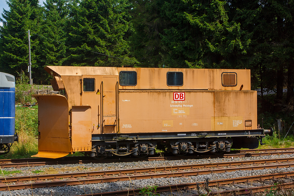 Der Schneepflug DB 80-50-979 7 211-3 (SPM 713) der Bauart Meiningen W (BA Bauart 855) abgestellt am 24.08.2013 beim Bahnhof Rennsteig.

Der ehemaligen DR Schneepflug Bauart Meiningen-W wurde 1983 vom DR Raw Meiningen unter der Fabriknummer 46 gebaut. Bei der DB AG wurden diese Schneepflüge Bauart 855 eingereiht (später als BA 755), Schneepflüge ohne Wechselsprechanlage wurden als Bauart 856 eingereiht.  Die SPM-Nummer ist eine interne Bezeichnung der DR bzw. DB Netz AG.

Die ersten 50 Stück der Schneepflüge wurden vom Raw Halberstadt hergestellt und die zweite Lieferserie wurde mit 55 Stück im Raw Meinigen gefertigt.
TECHNISCHE DATEN:
Bauart: 855 	  
Spurweite: 1.435 mm (Normalspur9
Anzahl der Achsen: 4
Länge über Puffer: 11.500 mm
Drehzapfenanstand: 3.800 mm
Eigengewicht: 54,0 t
Höchstgeschwindigkeit: 100 km/h
Kleister befahrbarer Gleisbogen: R = 100 m
Bremse: KE-GP+Z
Ehem. Stationierung: Bf Salzwedel
