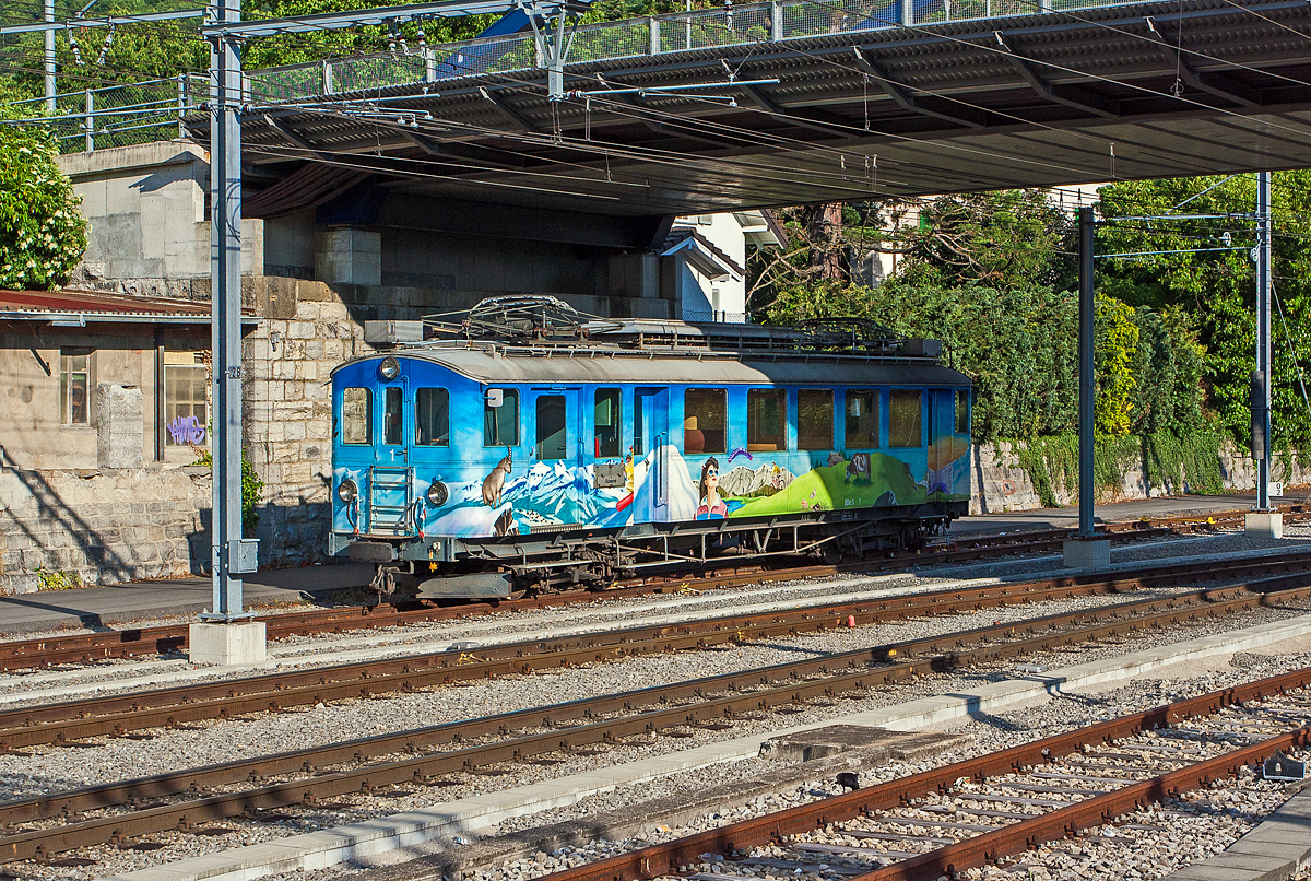 Der schne bunten tpc ASD BDe 4/4 - 2 ist am 28.05.2012 bei Aigle (leider) unter einer Brcke abgestellt.

Der ursprngliche Triebwagen wurde1913 von SWS (Schweizerische Waggons und Aufzgefabrik in Schlieren) gebaut, der Elektrische Teil ist von AEG (Allgemeine Elektricitts Gesellschaft, Berlin), und als BCFe 4/4 2 an die 1913 erffnete Aigle-Spey-Diablerets-Bahn (ASD) geliefert. Nach dem Grobrand im Depot Aigle am 26. Juni 1940 wurde der Triebwagen von SWS wieder aufgebaut und umgebaut, die Elektrik kam nun von der BBC (Brown Boveri et Cie, Baden). Durch den Umbau erhhte sich die Leistung und Geschwindigkeit. 1956 fand ein Klassenwechsel statt, aus den Triebwagen wurde ein ABFe 4/4, spter wurde er zu reinen 2. Klasse Wagen und so zum BDe 4/4.

TECHNISCHE DATEN:
Spurweite: 1.000 mm
Achsformel: Bo’Bo’
Lnge ber Puffer:15.460 mm
Gewicht: 25 t
Hchstgeschwindigkeit: 50 km/h (ursprnglich 25 km/h)
Leistung: 240 kW (ursprnglich 148 kW)
Stromsystem: 1500 Volt DC (Gleichstrom)
Sitzpltze: 40